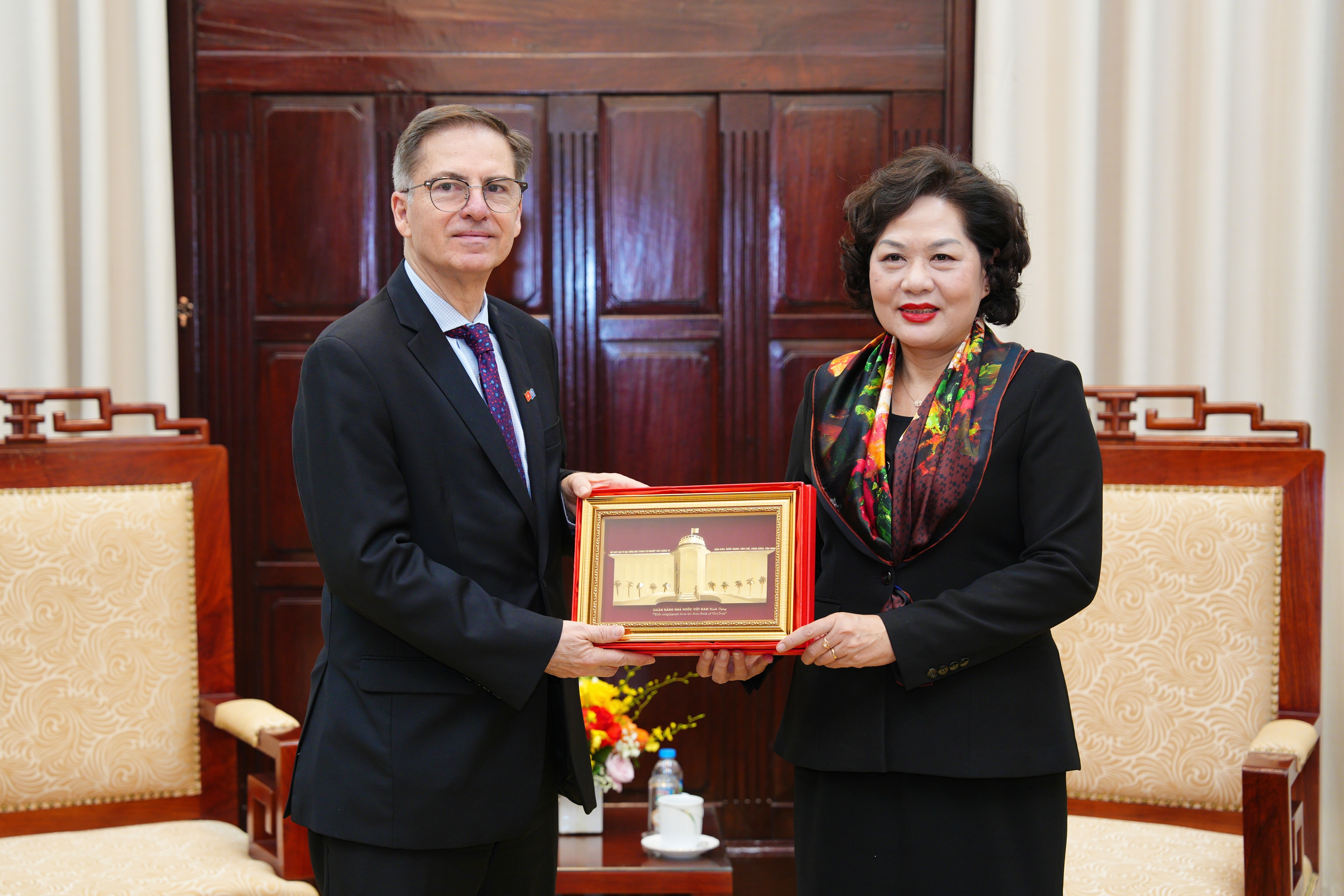 Thống đốc NHNN tặng quà lưu niệm cho Phó Chủ tịch WB Thống đốc NHNN tặng quà lưu niệm cho Phó Chủ tịch WB