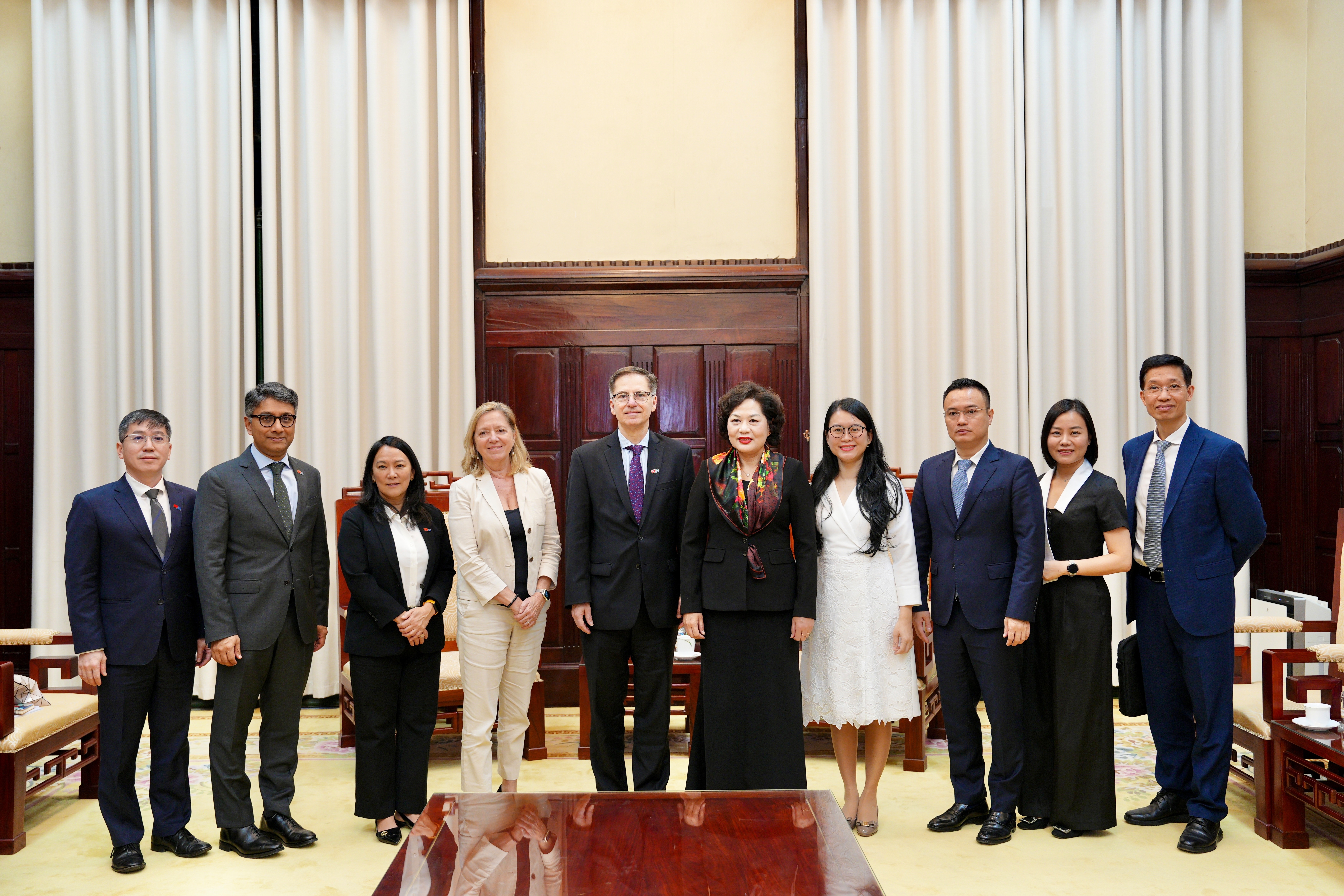 Thống đốc NHNN và Đoàn Phó Chủ tịch WB chụp ảnh lưu niệm Thống đốc NHNN và Đoàn Phó Chủ tịch WB chụp ảnh lưu niệm
