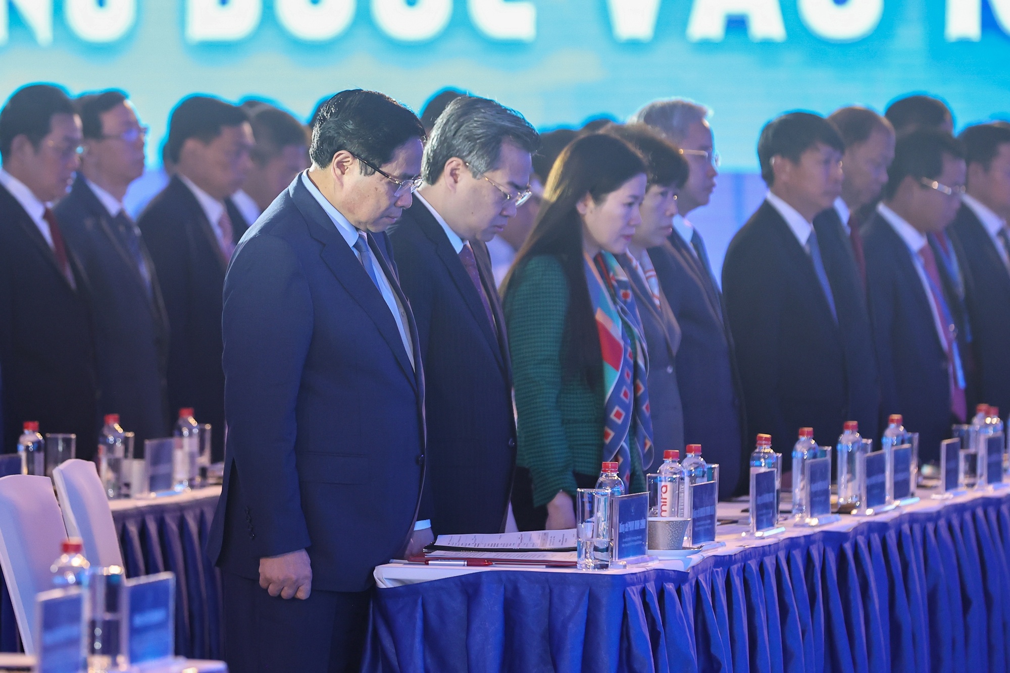 Thủ tướng và toàn thể Đại hội dành phút mặc niệm đồng bào tử vong do thiên tai - Ảnh: VGP/Nhật Bắc Thủ tướng và toàn thể Đại hội dành phút mặc niệm đồng bào tử vong do thiên tai - Ảnh: VGP/Nhật Bắc