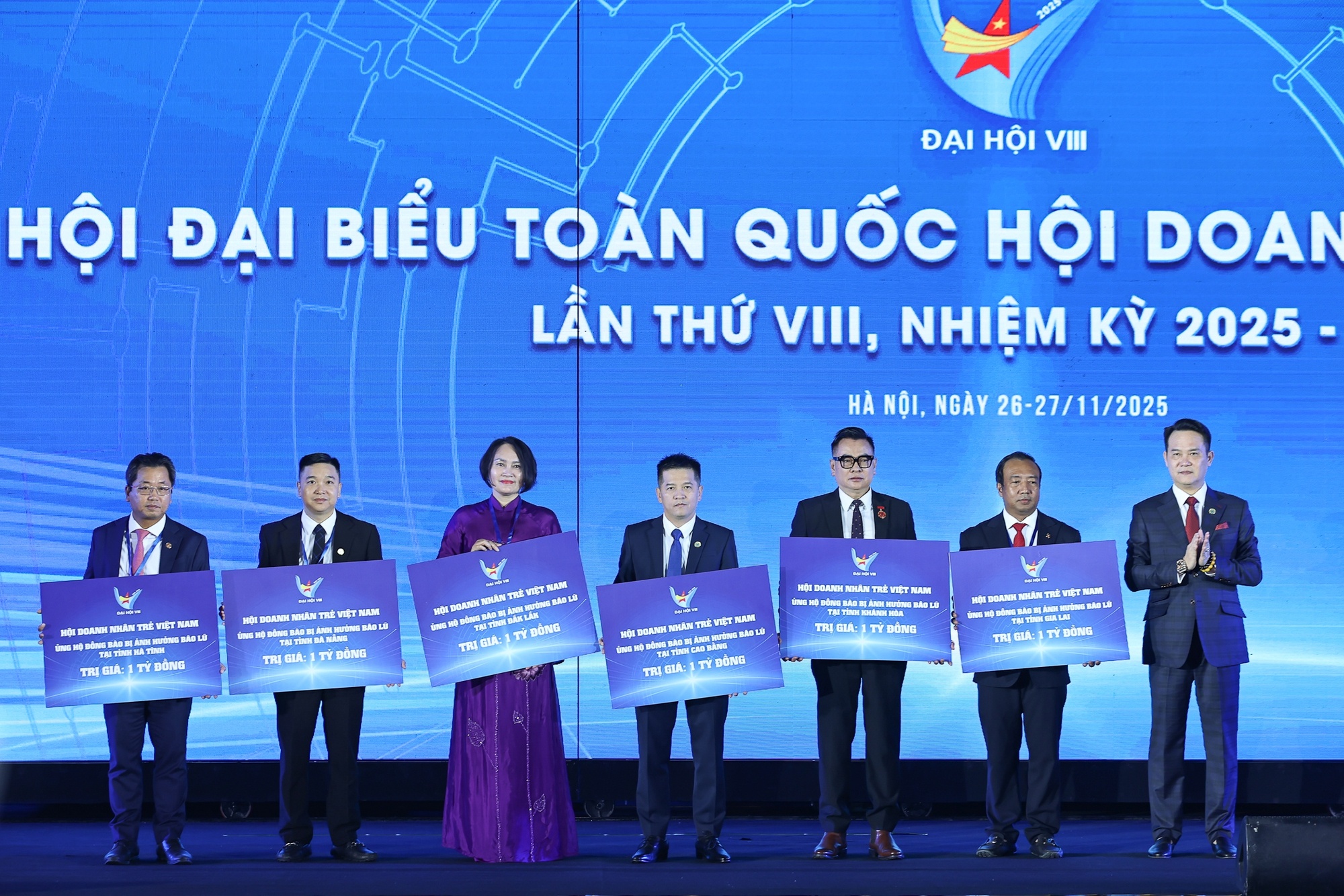 Hội Doanh nhân trẻ Việt Nam trao tặng hỗ trợ các tỉnh, thành phố chịu ảnh hưởng bởi mưa, lũ tại khu vực miền Trung - Ảnh: VGP/Nhật Bắc Hội Doanh nhân trẻ Việt Nam trao tặng hỗ trợ các tỉnh, thành phố chịu ảnh hưởng bởi mưa, lũ tại khu vực miền Trung - Ảnh: VGP/Nhật Bắc