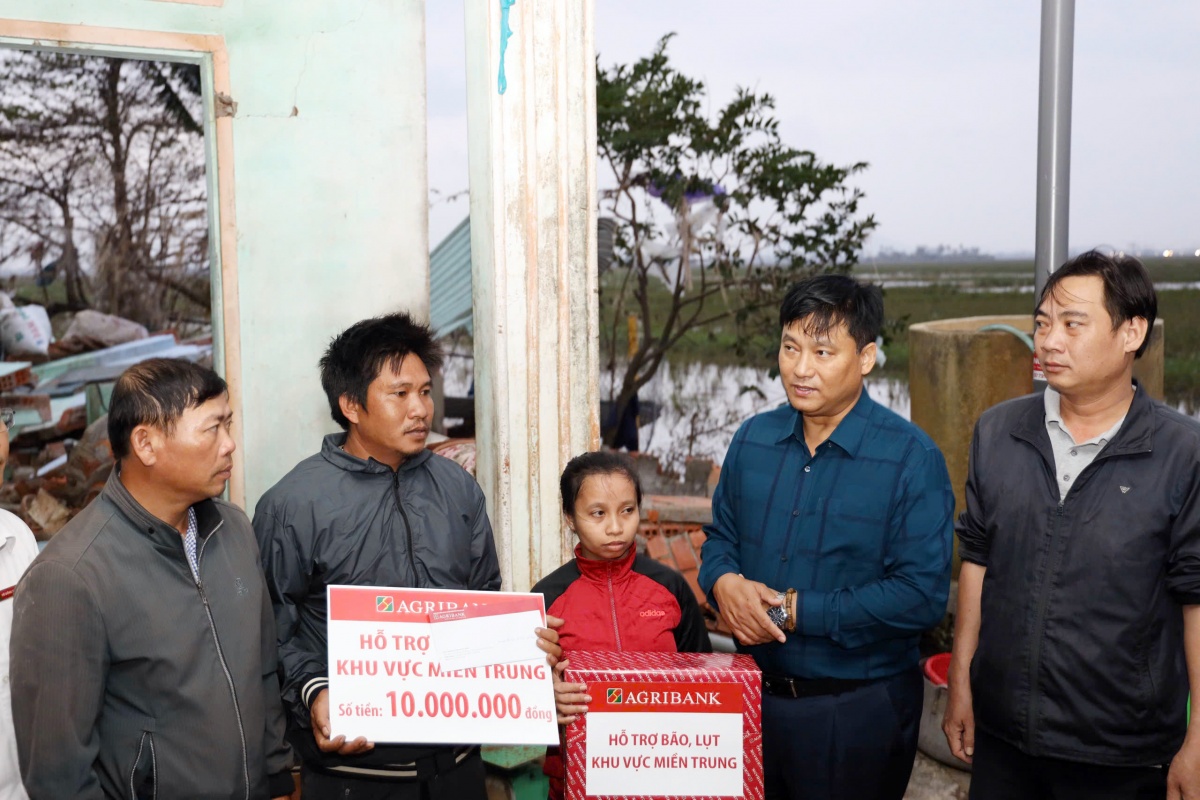 Agribank kịp thời hỗ trợ bà con vùng lũ vượt qua khó khăn Agribank kịp thời hỗ trợ bà con vùng lũ vượt qua khó khăn