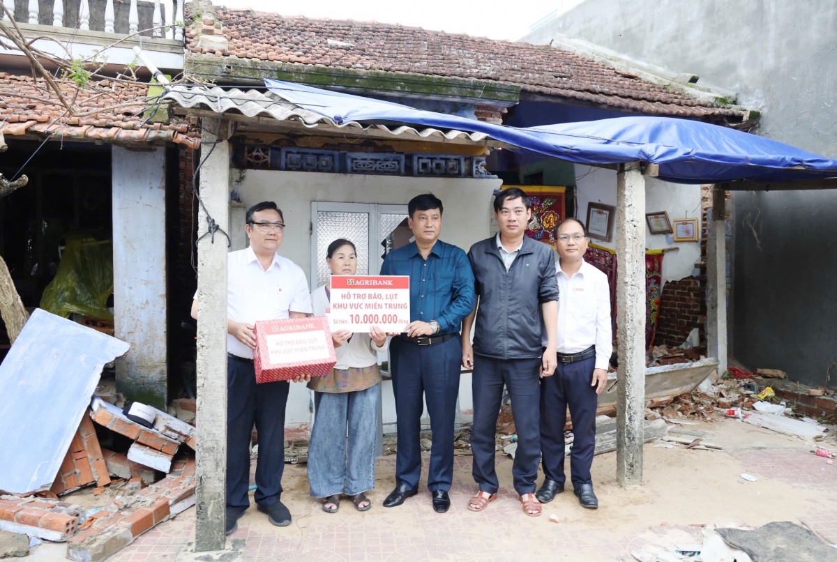 Agribank kịp thời hỗ trợ bà con vùng lũ vượt qua khó khăn Agribank kịp thời hỗ trợ bà con vùng lũ vượt qua khó khăn