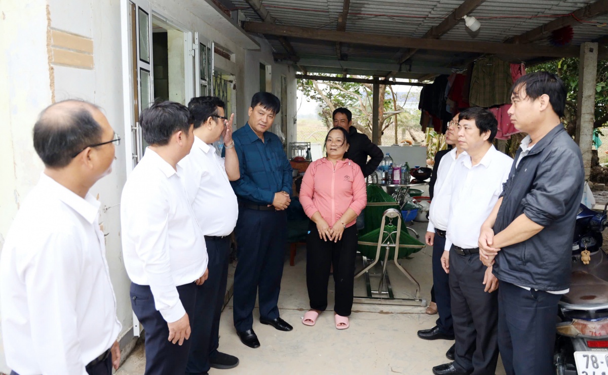 Agribank kịp thời hỗ trợ bà con vùng lũ vượt qua khó khăn Agribank kịp thời hỗ trợ bà con vùng lũ vượt qua khó khăn