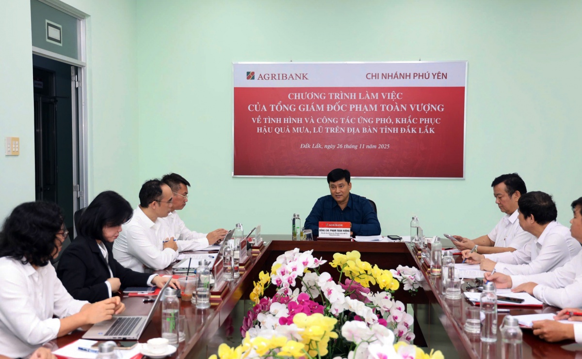 Agribank kịp thời hỗ trợ bà con vùng lũ vượt qua khó khăn Agribank kịp thời hỗ trợ bà con vùng lũ vượt qua khó khăn