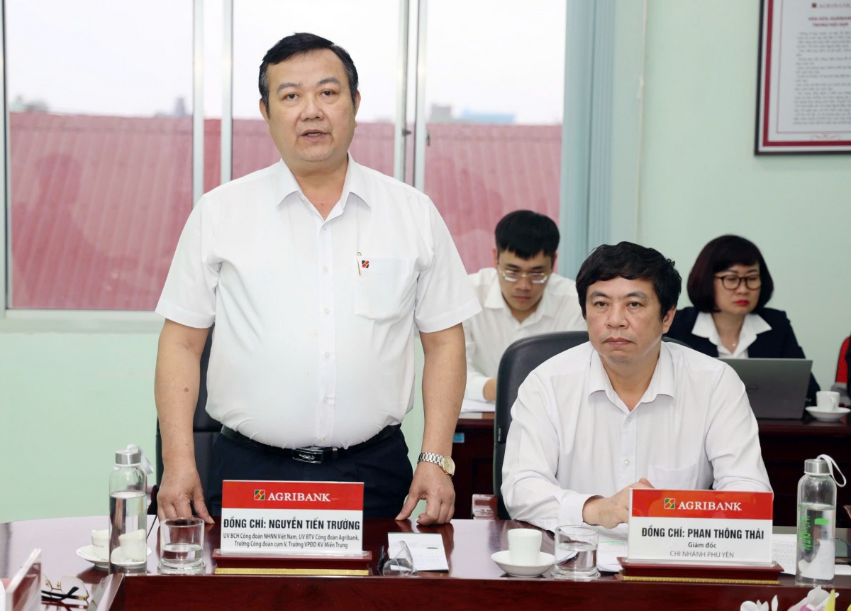Agribank kịp thời hỗ trợ bà con vùng lũ vượt qua khó khăn Agribank kịp thời hỗ trợ bà con vùng lũ vượt qua khó khăn