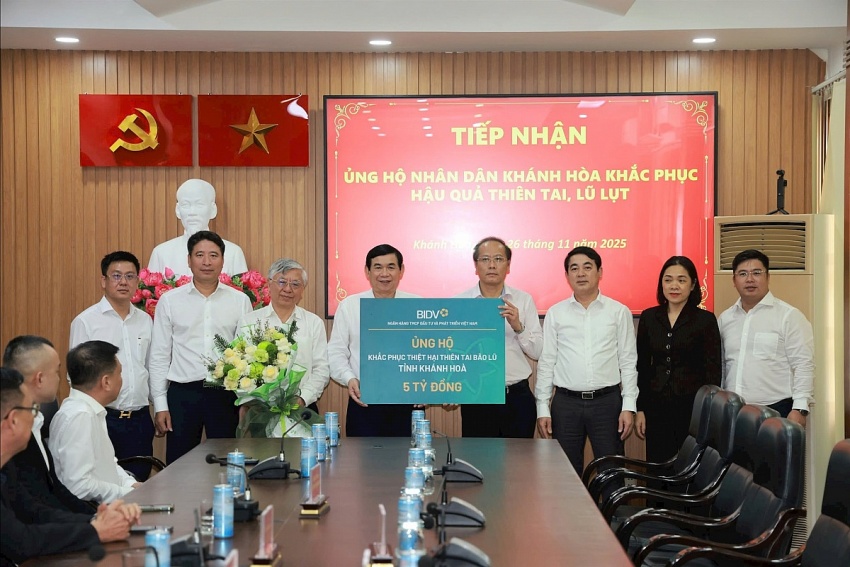 Đồng chí Phan Đức Tú - Bí thư Đảng ủy, Chủ tịch HĐQT BIDV chia sẻ và trao 5 tỷ đồng để hỗ trợ khắc phục thiệt hại do thiên tai tại tỉnh Khánh Hòa. Đồng chí Nghiêm Xuân Thành - Ủy viên TW Đảng, Bí thư tỉnh ủy Khánh Hòa và các đồng chí lãnh đạo tỉnh đã tiếp đoàn. Ảnh: Hoàng Long Đồng chí Phan Đức Tú - Bí thư Đảng ủy, Chủ tịch HĐQT BIDV chia sẻ và trao 5 tỷ đồng để hỗ trợ khắc phục thiệt hại do thiên tai tại tỉnh Khánh Hòa. Đồng chí Nghiêm Xuân Thành - Ủy viên TW Đảng, Bí thư tỉnh ủy Khánh Hòa và các đồng chí lãnh đạo tỉnh đã tiếp đoàn. Ảnh: Hoàng Long