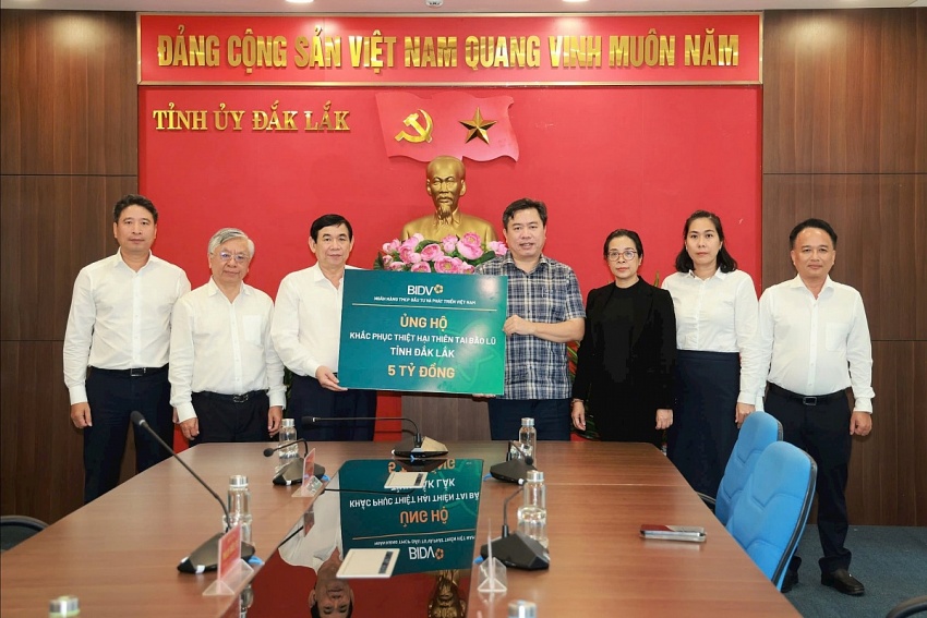 Cùng ngày 26/11/2025, đoàn công tác BIDV đã đến chia sẻ và trao quà hỗ trợ khắc phục thiệt hại do thiên tai đổi với tỉnh Đắc Lắc. Ảnh: Hoàng Long Cùng ngày 26/11/2025, đoàn công tác BIDV đã đến chia sẻ và trao quà hỗ trợ khắc phục thiệt hại do thiên tai đổi với tỉnh Đắc Lắc. Ảnh: Hoàng Long