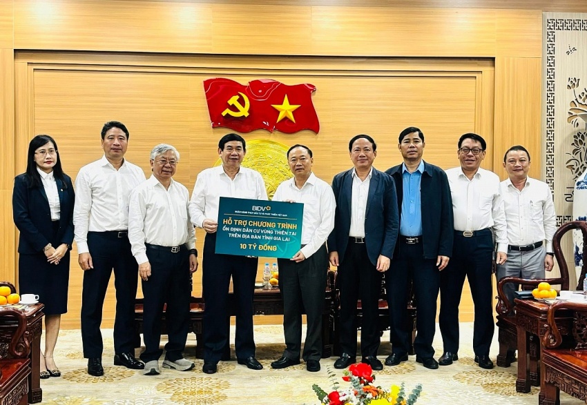Đồng chí Phan Đức Tú - Bí thư Đảng Uỷ, Chủ tịch HĐQT BIDV trao phần quà trị giá 10 tỷ đồng để hỗ trợ chương trình ổn định dân cư vùng thiên tai trên địa bàn tỉnh Gia Lai. Ảnh: Huyền Ngô Đồng chí Phan Đức Tú - Bí thư Đảng Uỷ, Chủ tịch HĐQT BIDV trao phần quà trị giá 10 tỷ đồng để hỗ trợ chương trình ổn định dân cư vùng thiên tai trên địa bàn tỉnh Gia Lai. Ảnh: Huyền Ngô