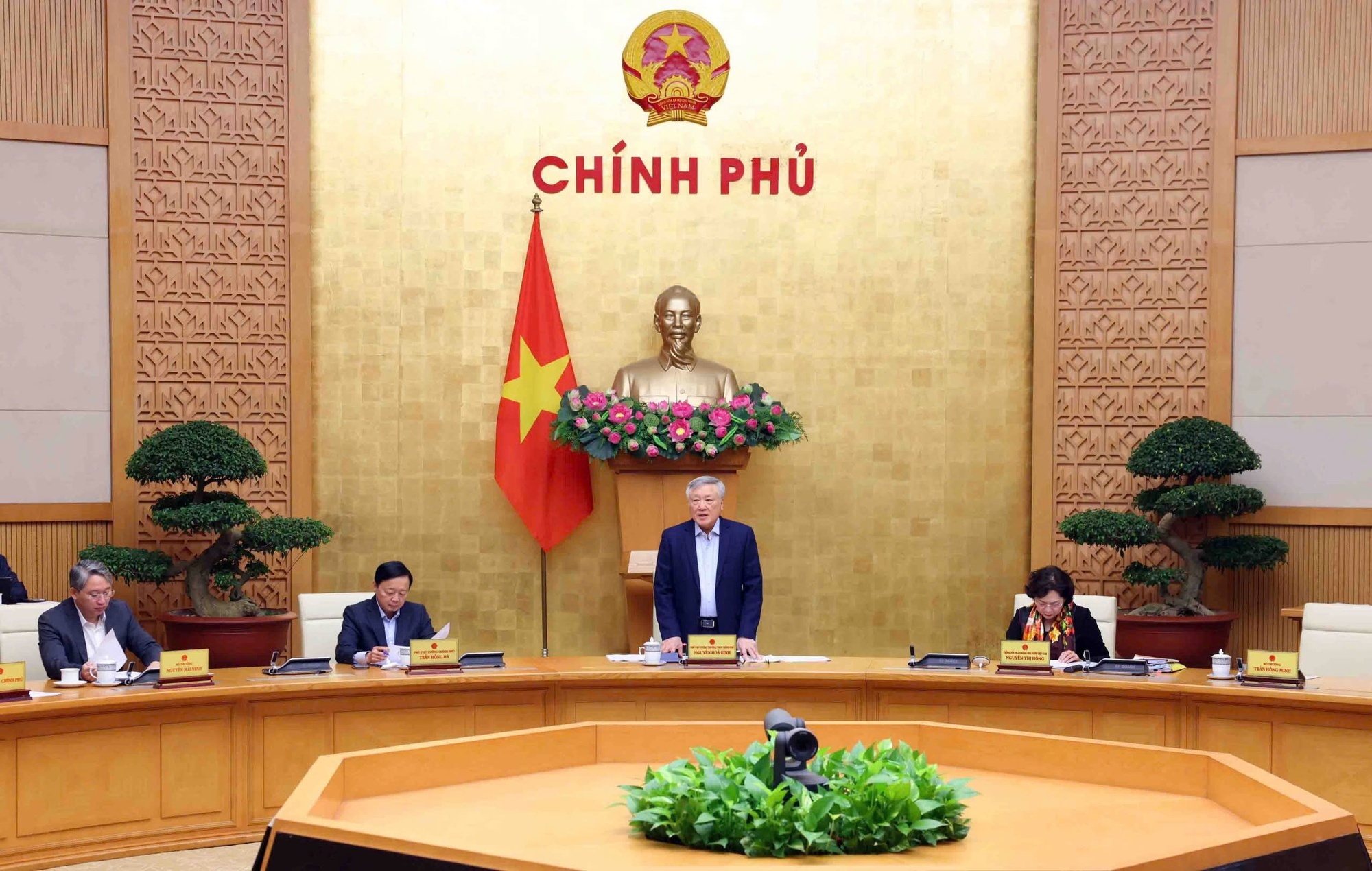 Phó Thủ tướng Thường trực Chính phủ Nguyễn Hòa Bình chủ trì cuộc họp - Ảnh: VGP/Nguyễn Hoàng Phó Thủ tướng Thường trực Chính phủ Nguyễn Hòa Bình chủ trì cuộc họp - Ảnh: VGP/Nguyễn Hoàng