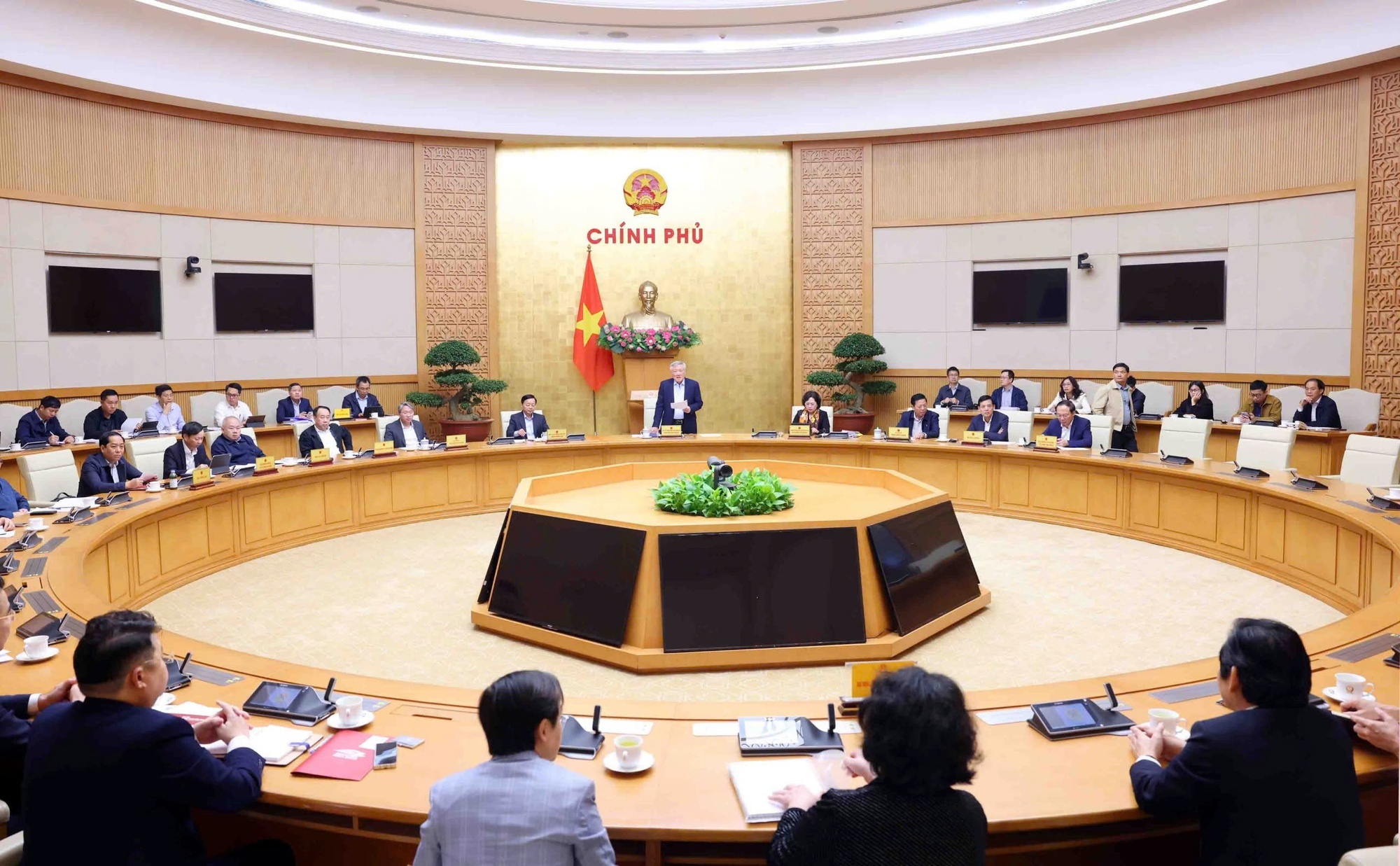 Phó Thủ tướng cho biết, đây là một cuộc họp với mục đích để lãnh đạo Chính phủ, các bộ, ngành chức năng lắng nghe ý kiến, dự định, ý tưởng và các giải pháp cụ thể, các đề nghị và mong muốn của doanh nghiệp đối với Chính phủ Việt Nam và các cam kết của doanh nghiệp khi tham gia dự án - Ảnh: VGP/Nguyễn Hoàng Phó Thủ tướng cho biết, đây là một cuộc họp với mục đích để lãnh đạo Chính phủ, các bộ, ngành chức năng lắng nghe ý kiến, dự định, ý tưởng và các giải pháp cụ thể, các đề nghị và mong muốn của doanh nghiệp đối với Chính phủ Việt Nam và các cam kết của doa