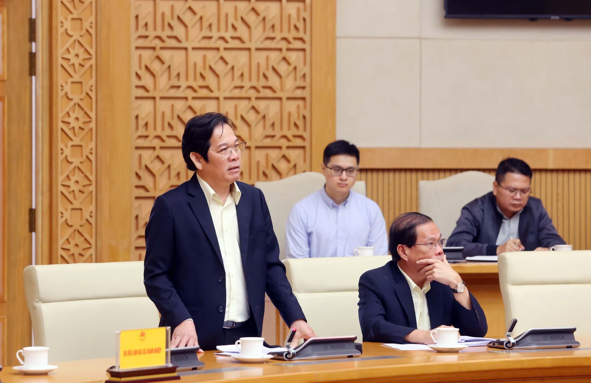 Tổng Giám đốc THADICO (Tập đoàn Trường Hải) Nguyễn Hoàng Tuệ phát biểu tại cuộc họp - Ảnh: VGP/Nguyễn Hoàng Tổng Giám đốc THADICO (Tập đoàn Trường Hải) Nguyễn Hoàng Tuệ phát biểu tại cuộc họp - Ảnh: VGP/Nguyễn Hoàng