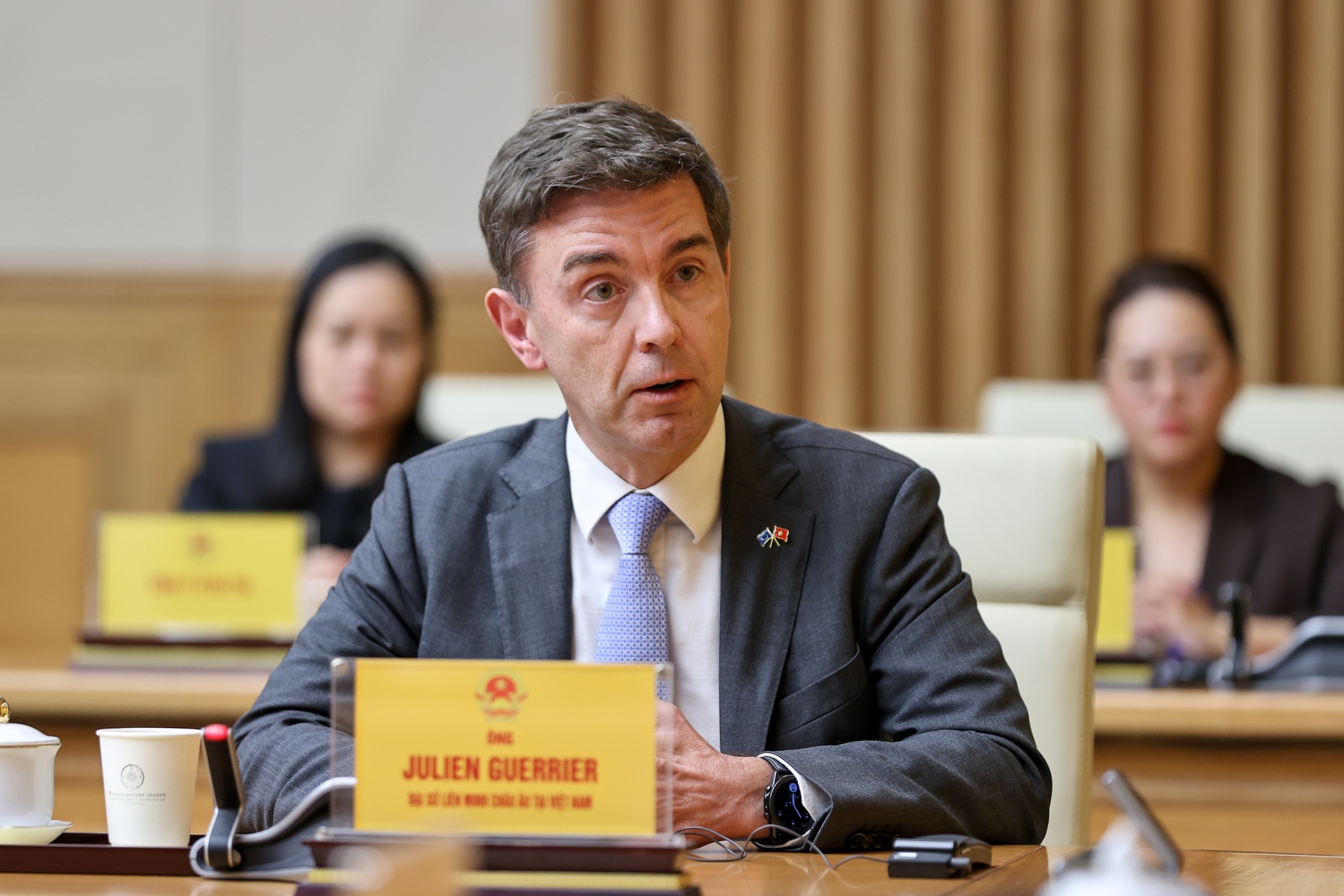 Đại sứ Julien Guerrier cho biết, ông đã theo dõi các hoạt động hằng tuần của Thủ tướng Chính phủ liên quan chống khai thác IUU và đang thúc đẩy các công việc để có thể bảo đảm yêu cầu đề ra - Ảnh: VGP/Nhật Bắc Đại sứ Julien Guerrier cho biết, ông đã theo dõi các hoạt động hằng tuần của Thủ tướng Chính phủ liên quan chống khai thác IUU và đang thúc đẩy các công việc để có thể bảo đảm yêu cầu đề ra - Ảnh: VGP/Nhật Bắc