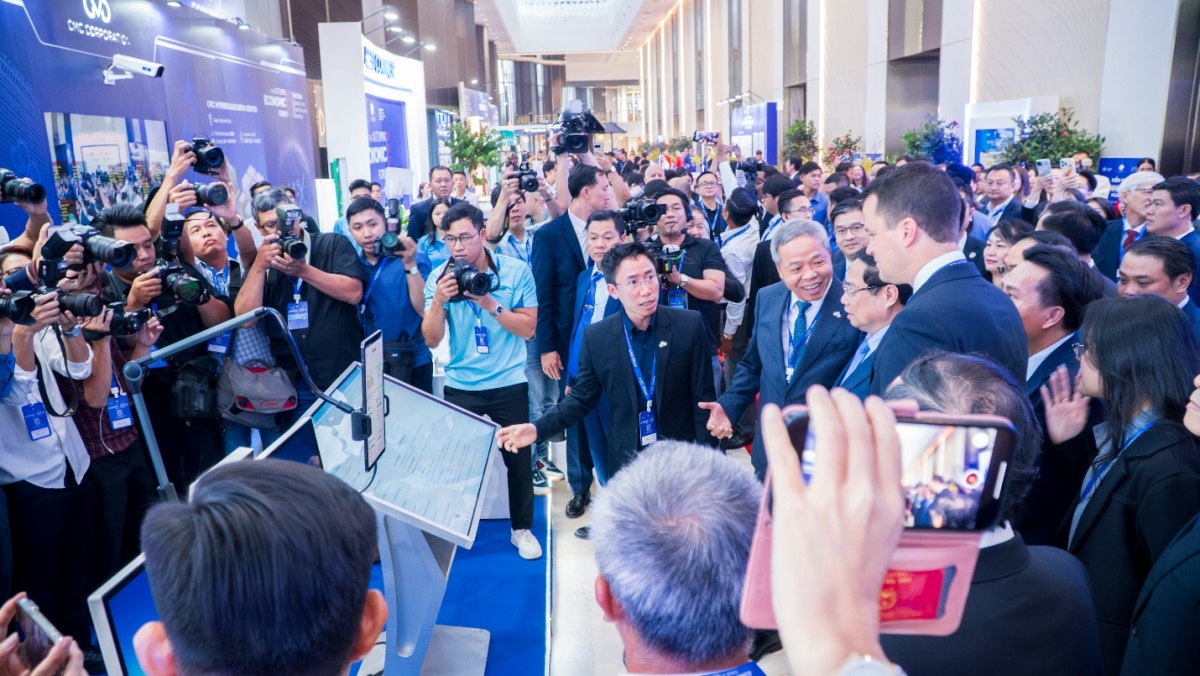 Thủ tướng Phạm Minh Chính cùng các quan khách trong và ngoài nước quan tâm tới Hệ sinh thái C-OpenAI và các giải pháp cho thành phố thông minh