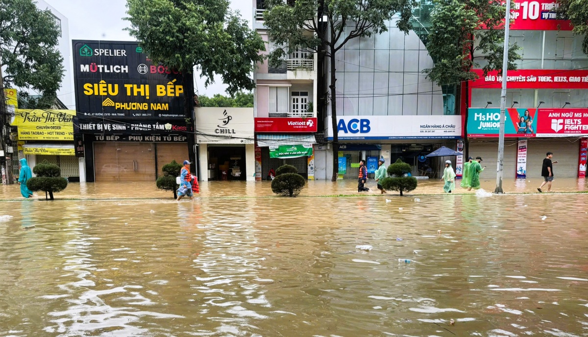 Dù bị thiệt hại nặng nề, song các TCTD ở khu vực vẫn đang nỗ lực tiếp vốn cho bà con vượt qua khó khăn.