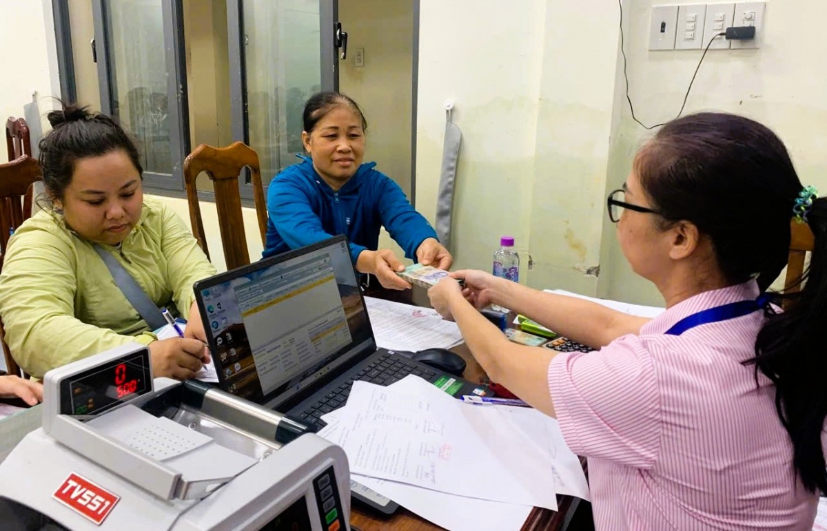 Giải ngân vốn chính sách cho khách hàng tại phường Tây Nha Trang (Khánh Hòa) sau đợt mưa lũ lịch sử.