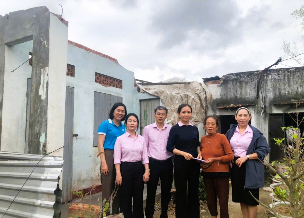 Đại diện NHCSXH chi nhánh tỉnh Gia Lai thăm hỏi, động viên người dân thiệt hại nặng nề do thiên tai.