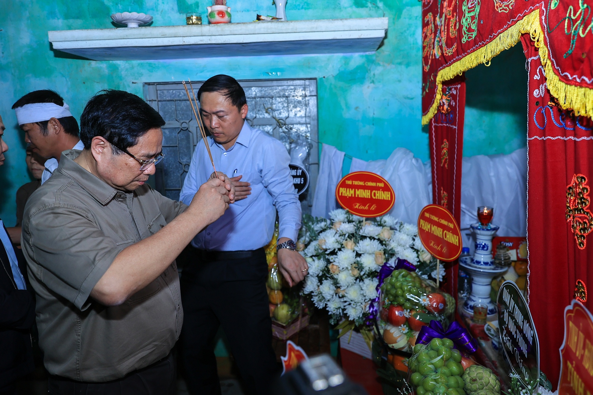 Thủ tướng thắp hương tưởng nhớ người đã khuất trong đợt mưa lũ lịch sử - Ảnh: VGP/Nhật Bắc