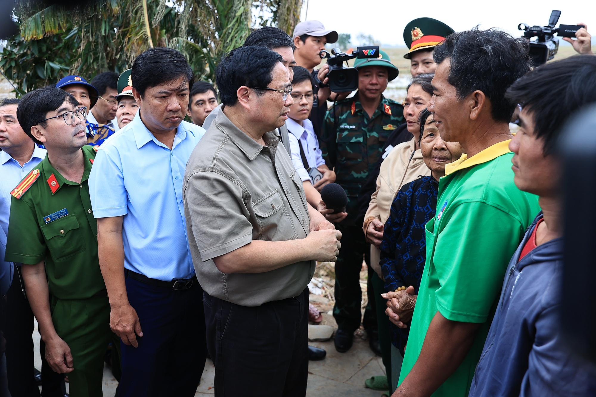 Thủ tướng thăm, động viên bà con nhân dân thôn Phú Hữu, xã Hòa Thịnh - Ảnh: VGP/Nhật Bắc
