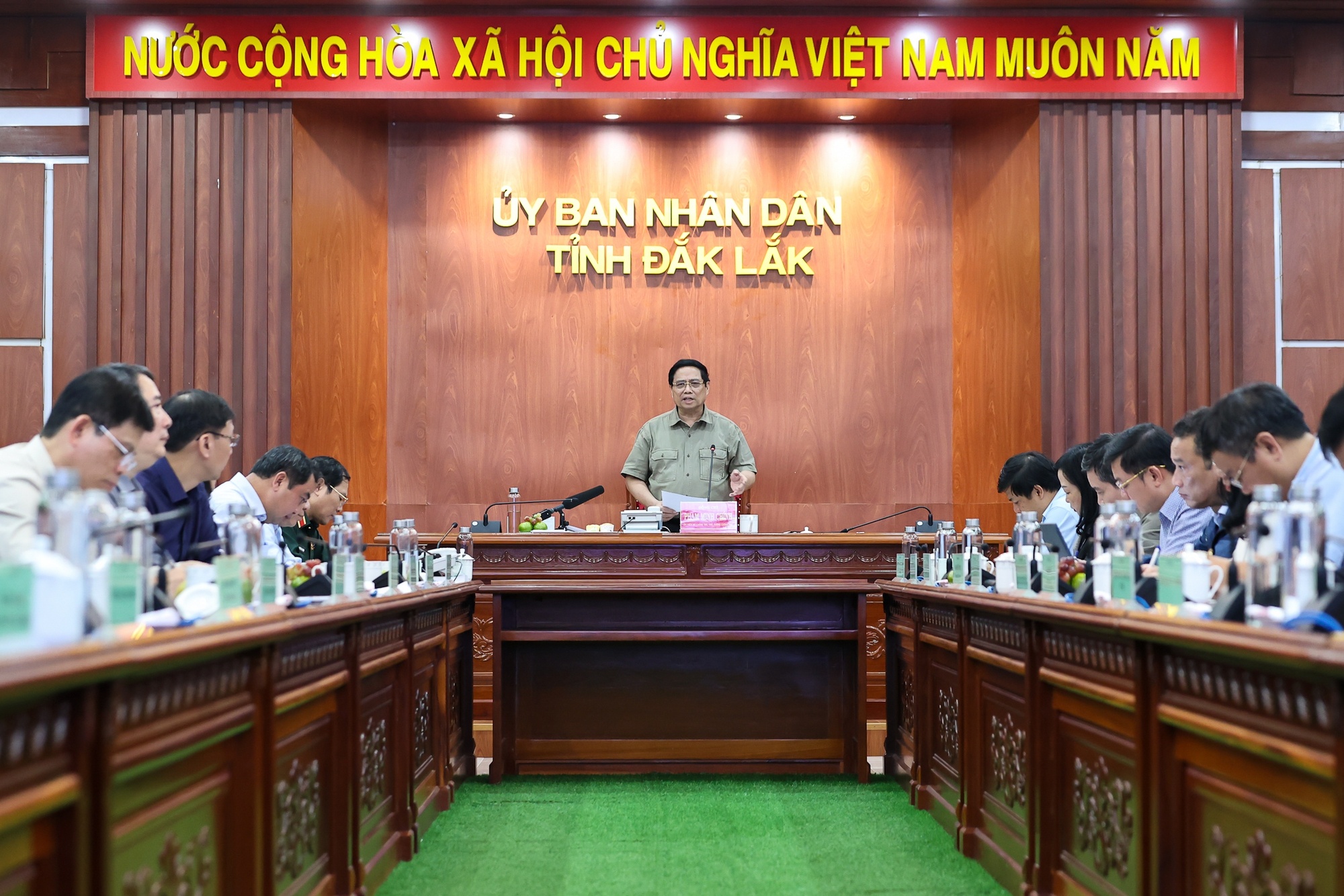 Thủ tướng họp trực tuyến với các bộ, ngành và 4 tỉnh để chỉ đạo công tác khắc phục hậu quả bão lũ, ổn định đời sống nhân dân, khôi phục sản xuất, kinh doanh - Ảnh: VGP/Nhật Bắc