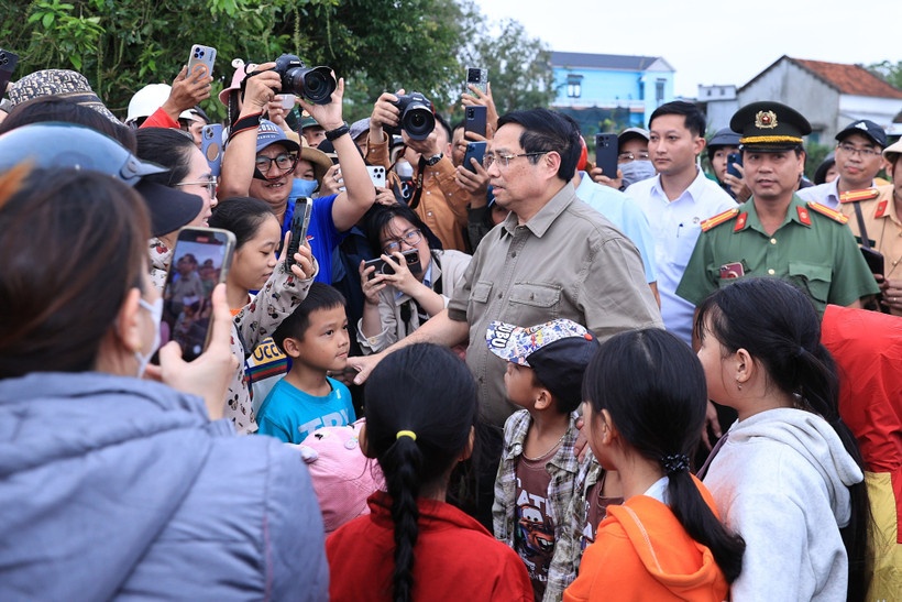 Thủ tướng Phạm Minh Chính thăm, động viên bà con nhân dân thôn Phú Thứ, xã Tây Hoà - Ảnh: VGP/Nhật Bắc