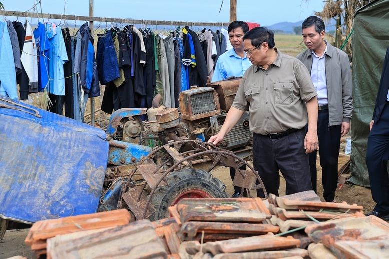 Thủ tướng Phạm Minh Chính thăm, động viên 09 hộ gia đình có nhà bị sập hoàn toàn do mưa lũ tại thôn Phú Hữu, xã Hòa Thịnh - Ảnh: VGP/Nhật Bắc