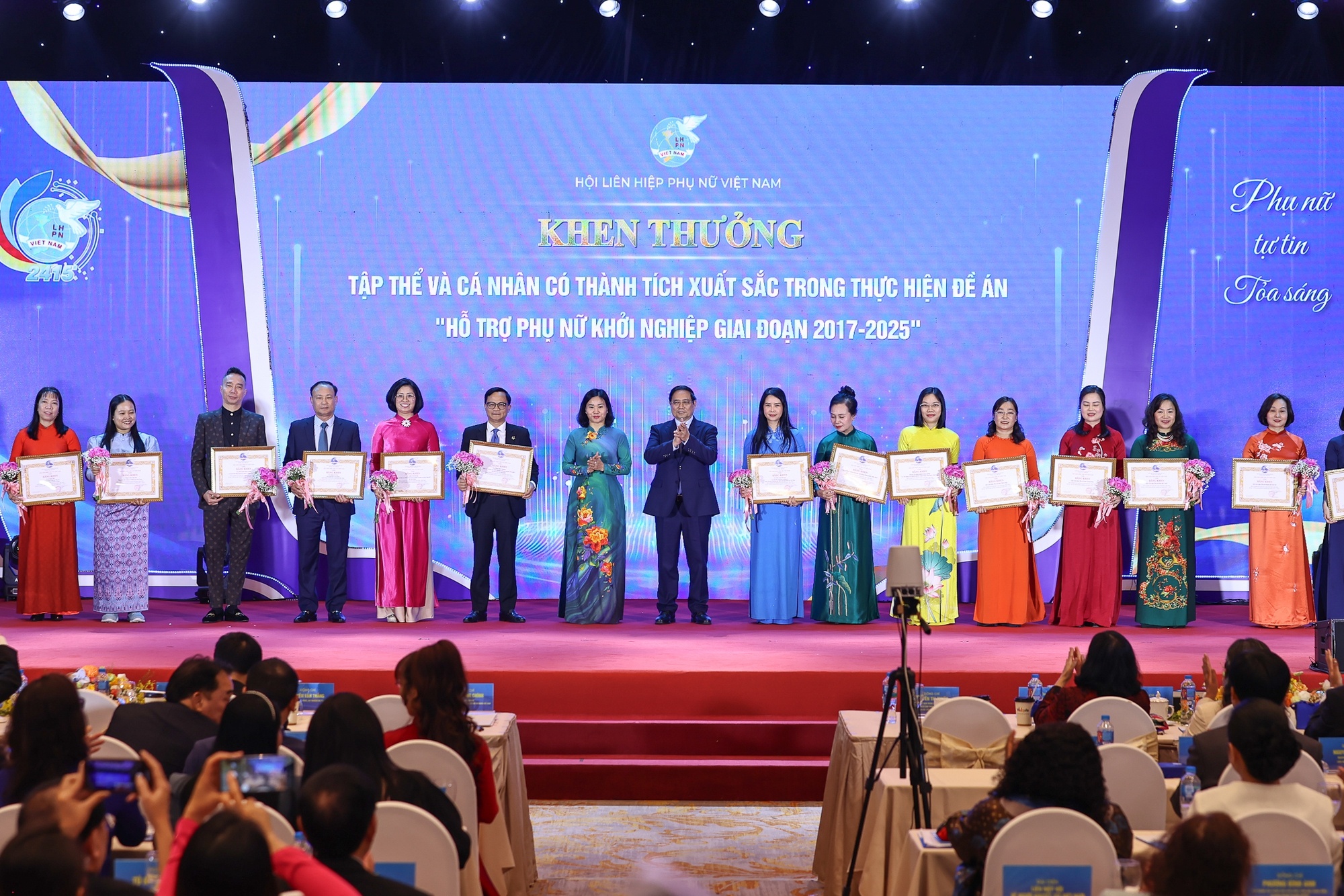 Thủ tướng trao bằng khen cho tập thể và cá nhân có thành tích xuất sắc trong thực hiện Đề án - Ảnh: VGP/Nhật Bắc Thủ tướng trao bằng khen cho tập thể và cá nhân có thành tích xuất sắc trong thực hiện Đề án - Ảnh: VGP/Nhật Bắc