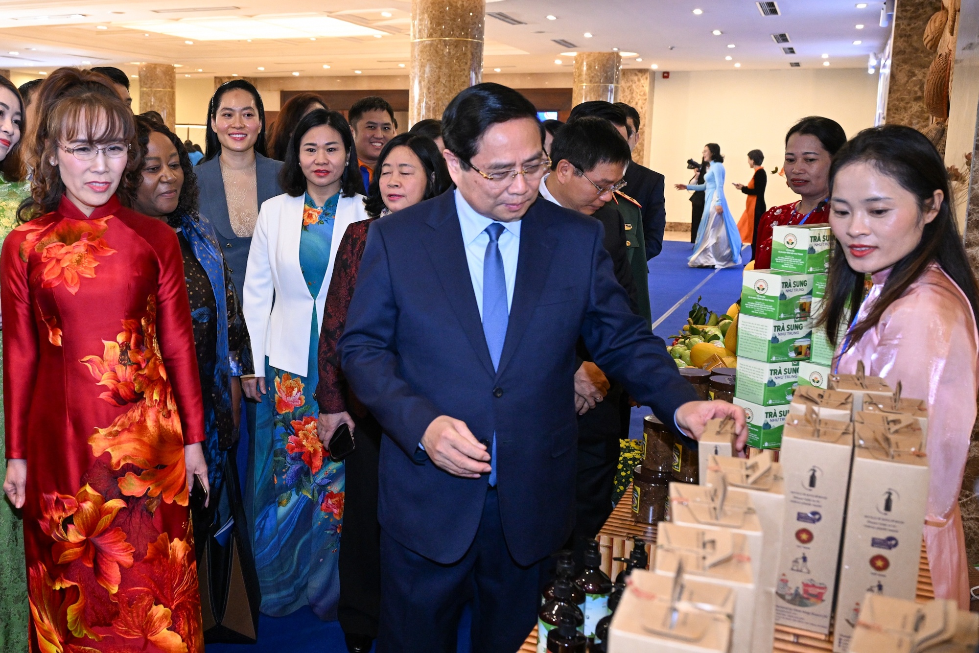 Thủ tướng tham quan trưng bày sản phẩm nông nghiệp, thủ công mỹ nghệ của các doanh nghiệp do phụ nữ khởi nghiệp - Ảnh: VGP/Nhật Bắc Thủ tướng tham quan trưng bày sản phẩm nông nghiệp, thủ công mỹ nghệ của các doanh nghiệp do phụ nữ khởi nghiệp - Ảnh: VGP/Nhật Bắc