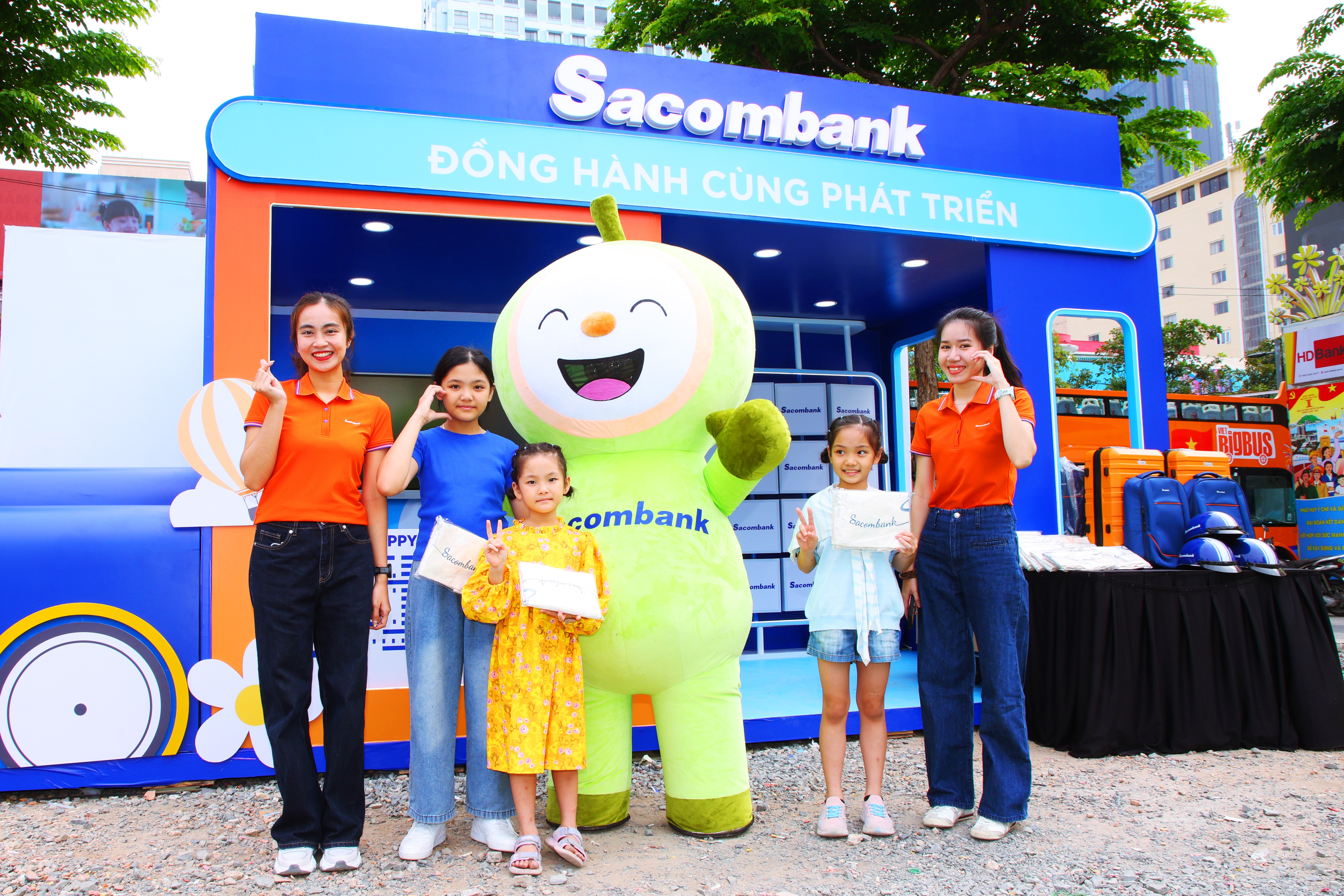 Sacombank đồng hành cùng Sundate Festival 2025 mang đến không gian gắn kết gia đình tại Vương Quốc Mặt Trời Sacombank đồng hành cùng Sundate Festival 2025 mang đến không gian gắn kết gia đình tại Vương Quốc Mặt Trời