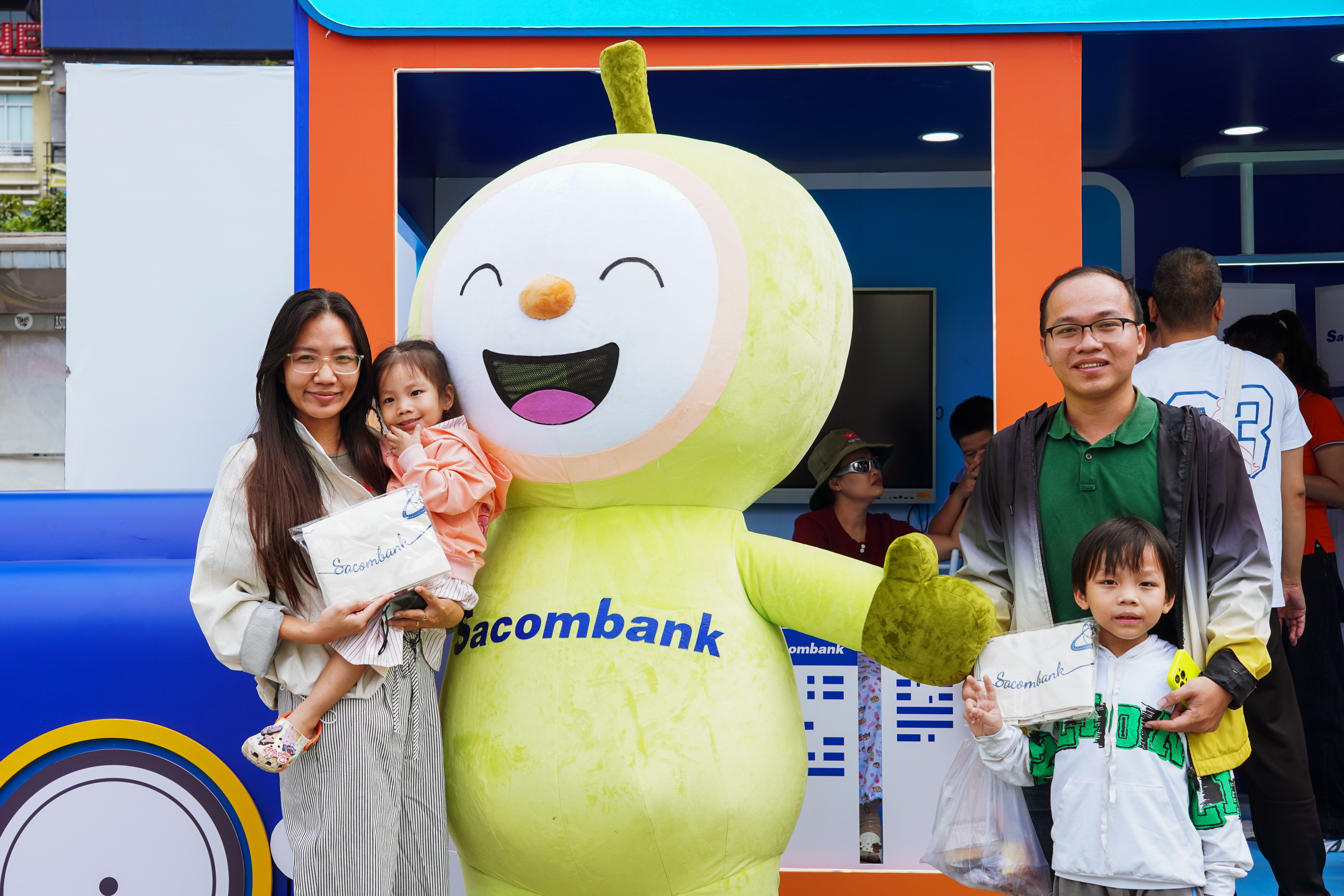 Sacombank đồng hành cùng Sundate Festival 2025 mang đến không gian gắn kết gia đình tại Vương Quốc Mặt Trời Sacombank đồng hành cùng Sundate Festival 2025 mang đến không gian gắn kết gia đình tại Vương Quốc Mặt Trời