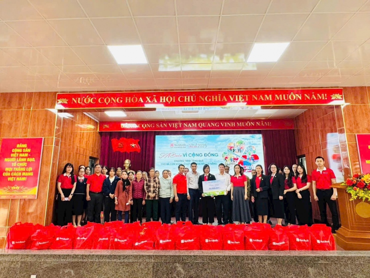 SeABank Đà Nẵng tổ chức tặng quà cho bà con vũng lũ SeABank Đà Nẵng tổ chức tặng quà cho bà con vũng lũ