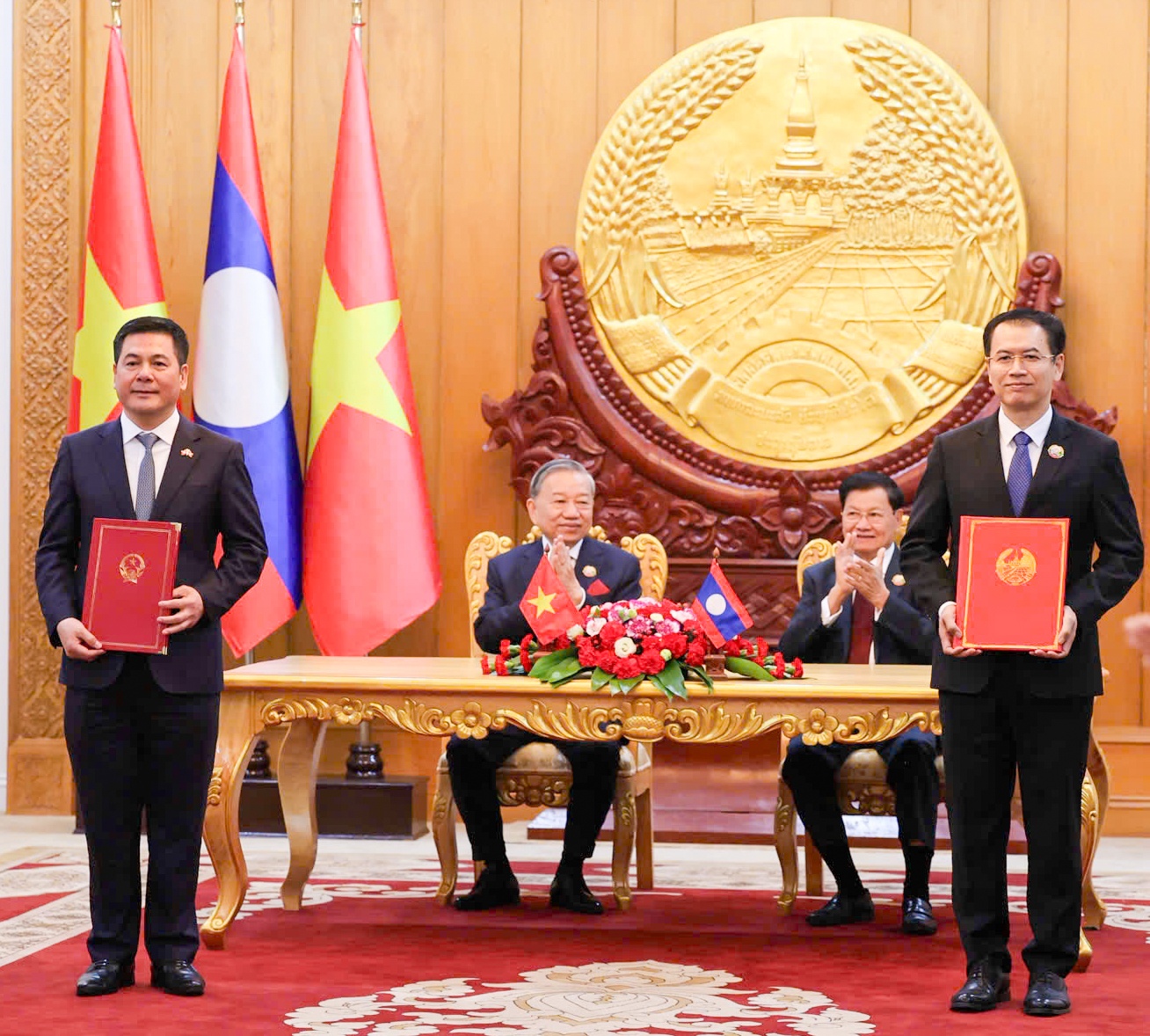 Tổng Bí thư Tô Lâm và Tổng Bí thư, Chủ tịch nước Lào Thongloun Sisoulith chứng kiến lễ trao Biên bản ghi nhớ giữa Bộ Công Thương Việt Nam và Bộ Công Thương Lào về phát triển chuỗi liên kết công nghiệp giữa Việt Nam và Lào Tổng Bí thư Tô Lâm và Tổng Bí thư, Chủ tịch nước Lào Thongloun Sisoulith chứng kiến lễ trao Biên bản ghi nhớ giữa Bộ Công Thương Việt Nam và Bộ Công Thương Lào về phát triển chuỗi liên kết công nghiệp giữa Việt Nam và Lào