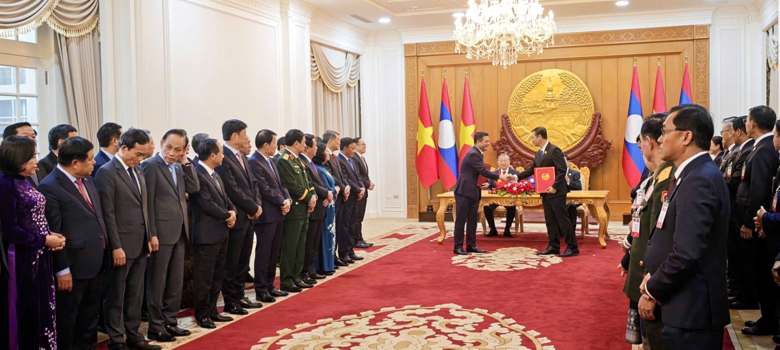 Bộ trưởng Bộ Công Thương Việt Nam và Bộ Công Thương Lào trao Biên bản ghi nhớ Bộ trưởng Bộ Công Thương Việt Nam và Bộ Công Thương Lào trao Biên bản ghi nhớ