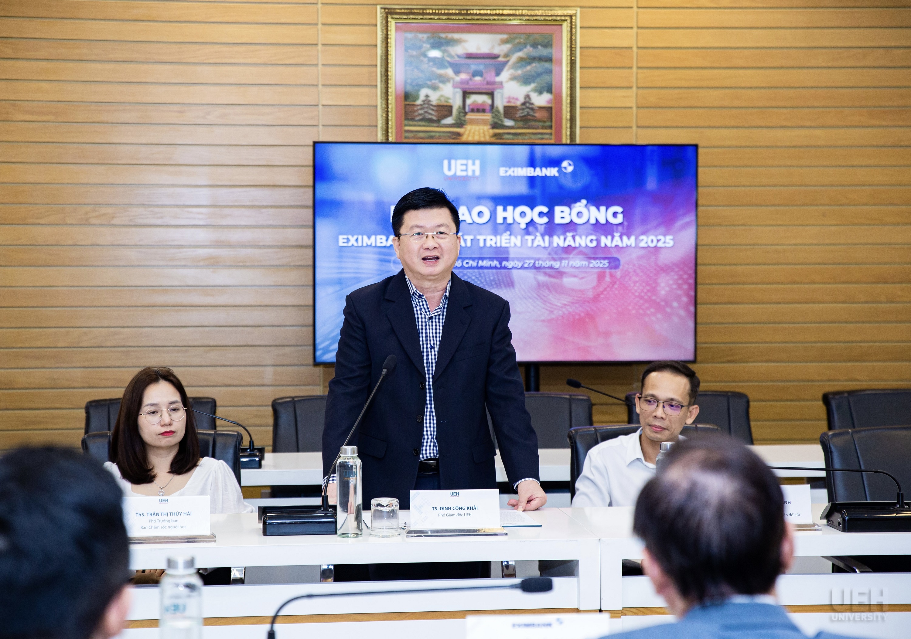 Eximbank trao học bổng trị giá 300 triệu đồng cho sinh viên Đại học Kinh tế TP. Hồ Chí Minh Eximbank trao học bổng trị giá 300 triệu đồng cho sinh viên Đại học Kinh tế TP. Hồ Chí Minh