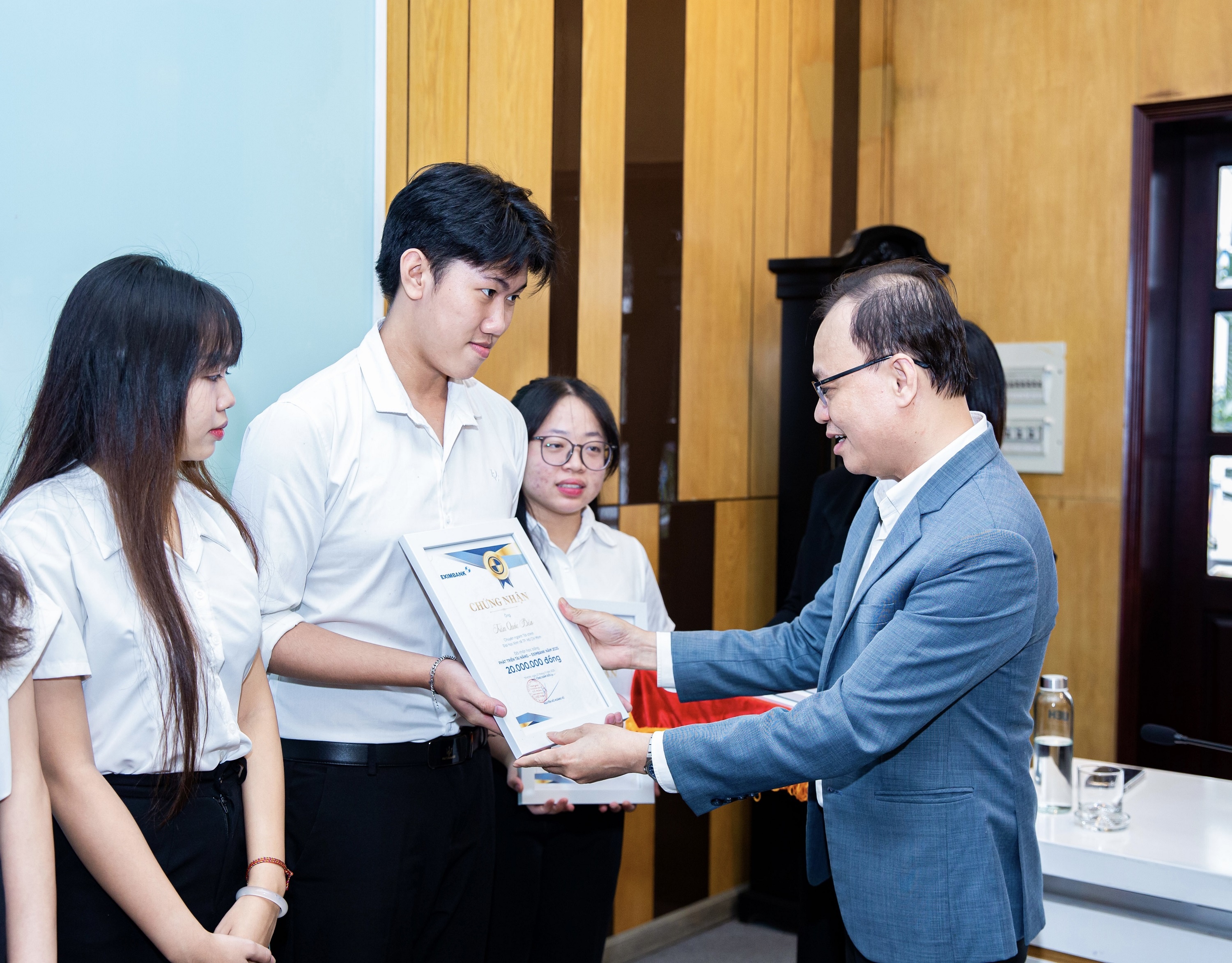 Eximbank trao học bổng trị giá 300 triệu đồng cho sinh viên Đại học Kinh tế TP. Hồ Chí Minh Eximbank trao học bổng trị giá 300 triệu đồng cho sinh viên Đại học Kinh tế TP. Hồ Chí Minh
