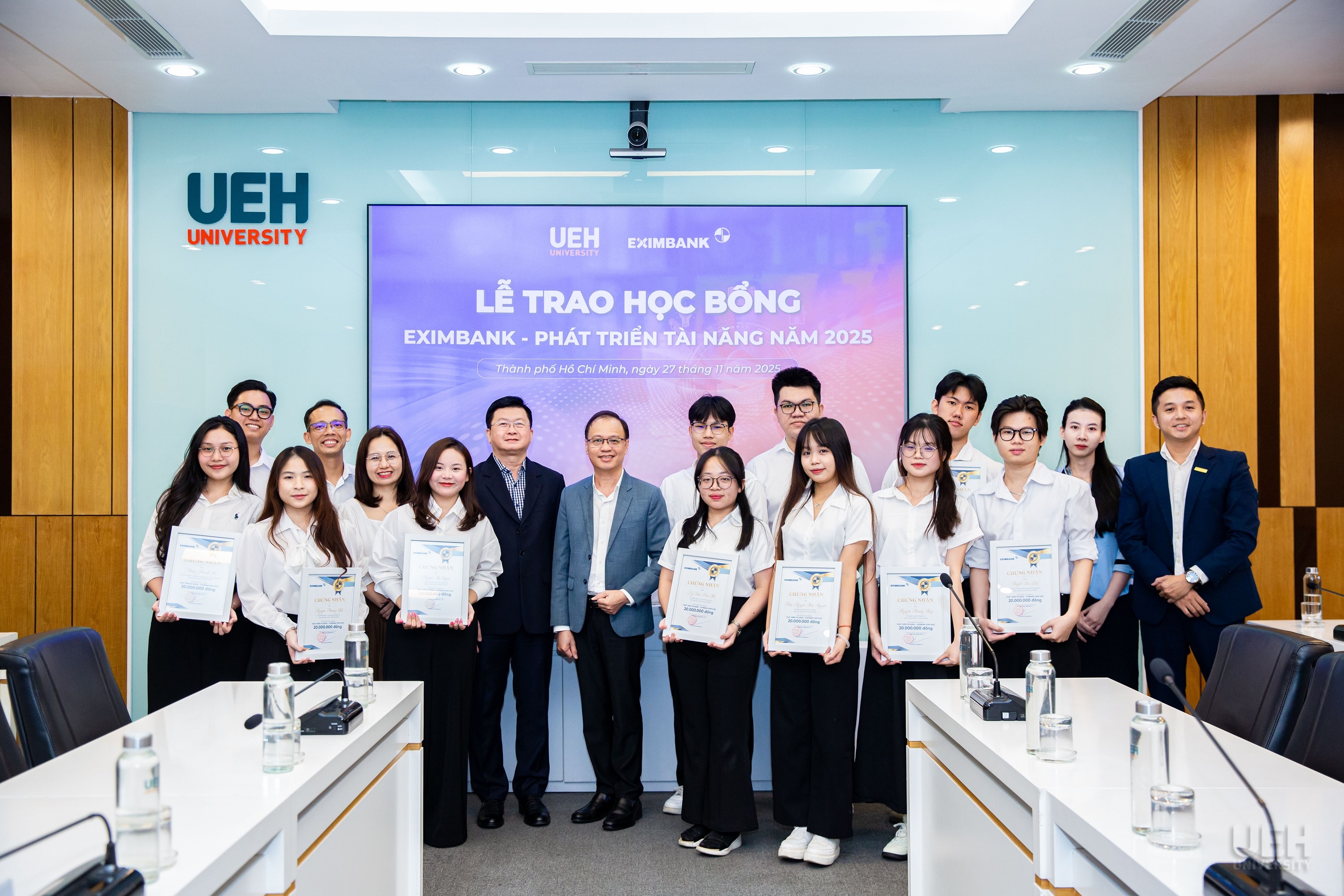 Eximbank trao học bổng trị giá 300 triệu đồng cho sinh viên Đại học Kinh tế TP. Hồ Chí Minh Eximbank trao học bổng trị giá 300 triệu đồng cho sinh viên Đại học Kinh tế TP. Hồ Chí Minh