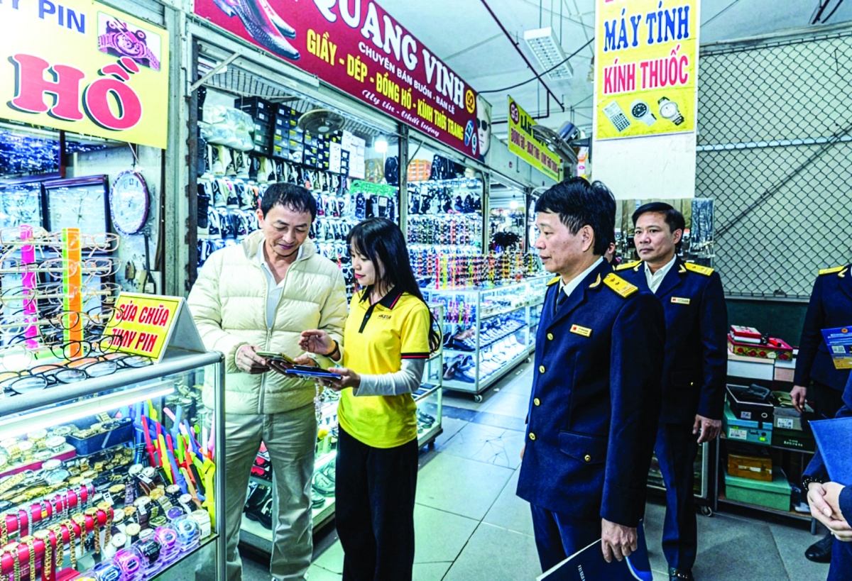 Cán bộ ngành thuế phối hợp cùng nhân viên Công ty cổ phần MISA hỗ trợ hộ kinh doanh chuyển đổi số trong quản lý bán hàng và hóa đơn