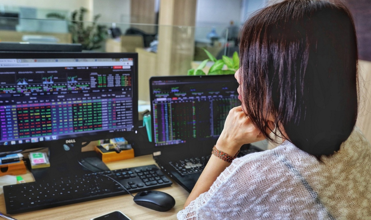 VN-Index bật tăng mạnh trong phiên chiều, vượt mốc 1.717 điểm