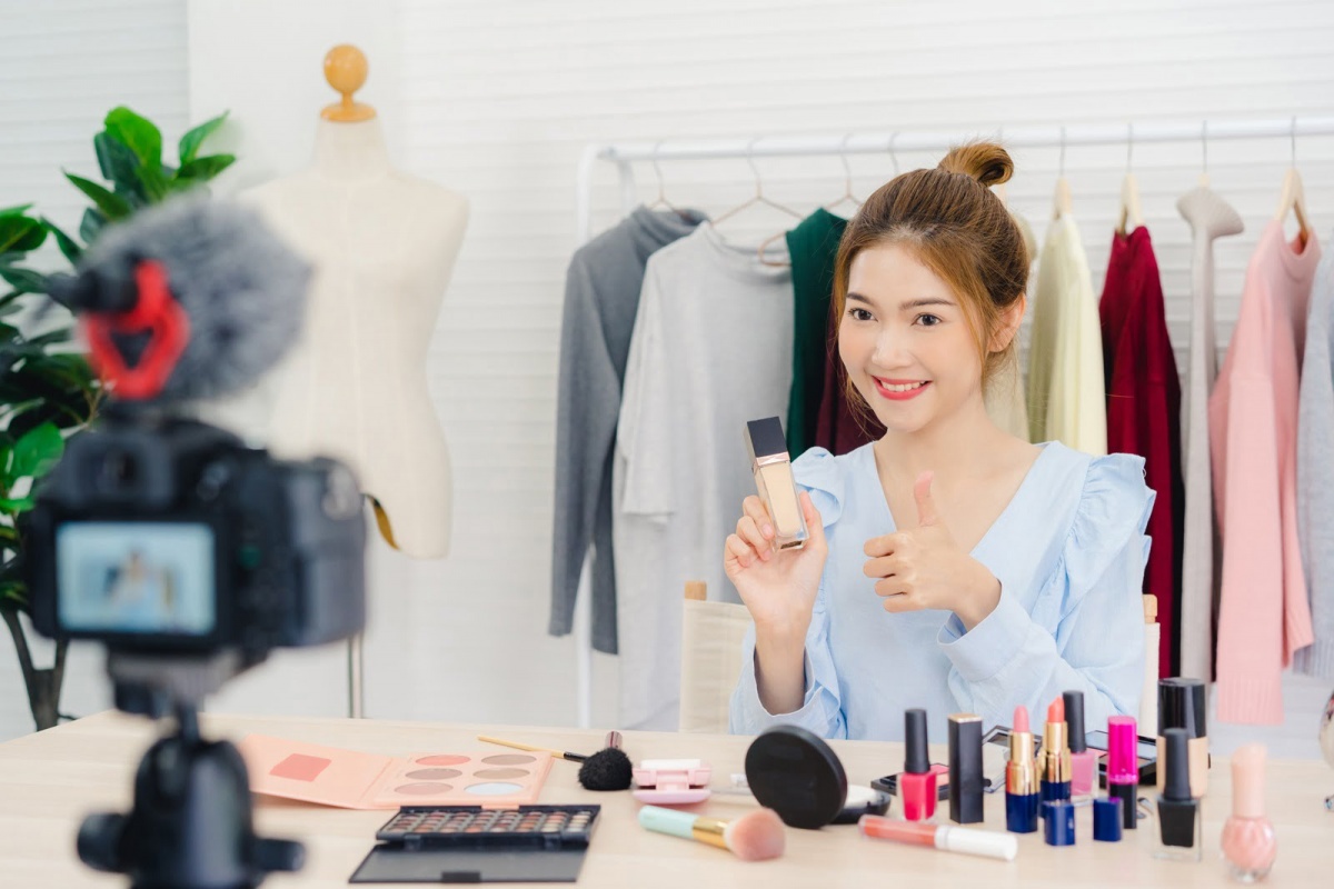 Phí chồng phí, người bán hàng online chật vật xoay xở