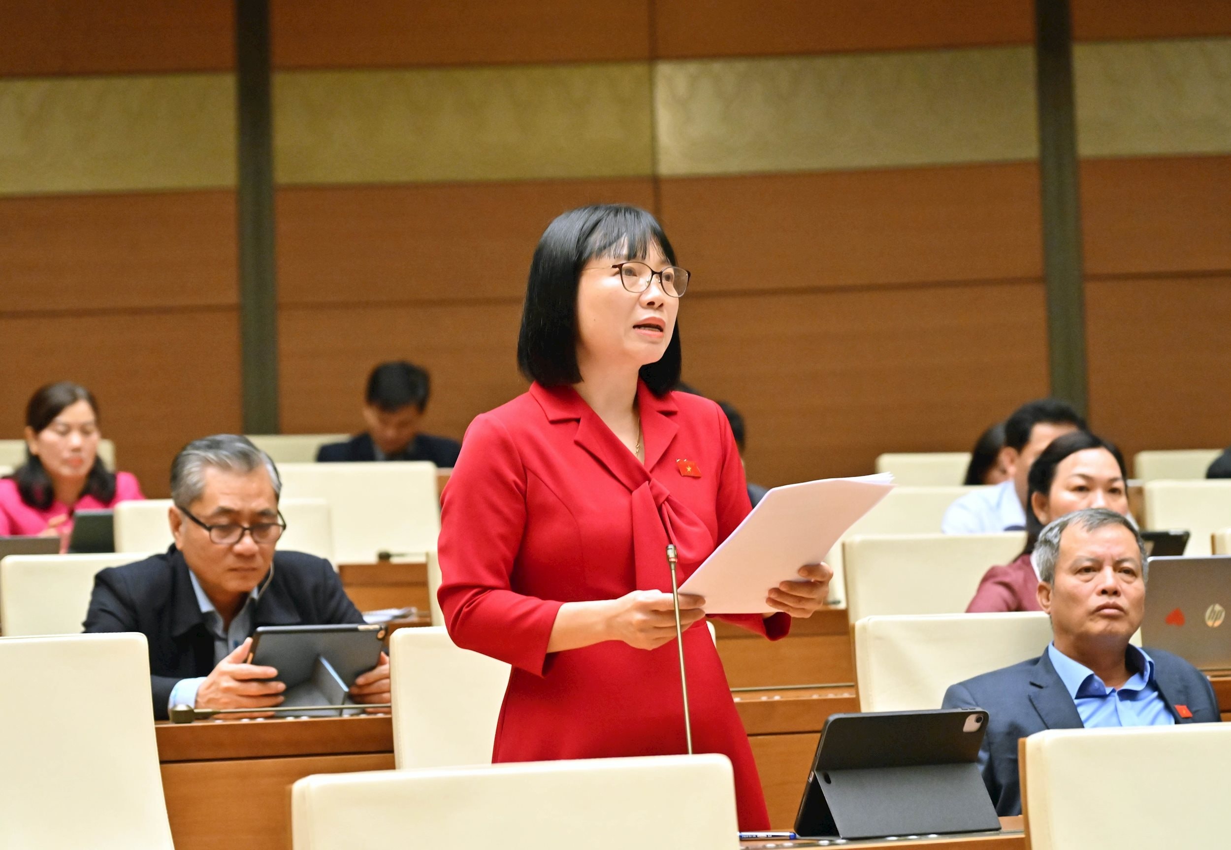 ĐBQH Nguyễn Thị Việt Nga (Hải Phòng) phát biểu ĐBQH Nguyễn Thị Việt Nga (Hải Phòng) phát biểu