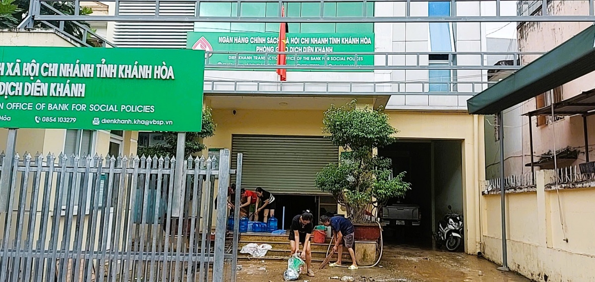 Song song, với khắc phục hậu quả thiên tai ngành Ngân hàng trên địa bàn cũng đã triển khai nhiều giải pháp nhằmchủ động tháo gỡ khó khăn cho các khách hàng. Song song, với khắc phục hậu quả thiên tai ngành Ngân hàng trên địa bàn cũng đã triển khai nhiều giải pháp nhằmchủ động tháo gỡ khó khăn cho các khách hàng.