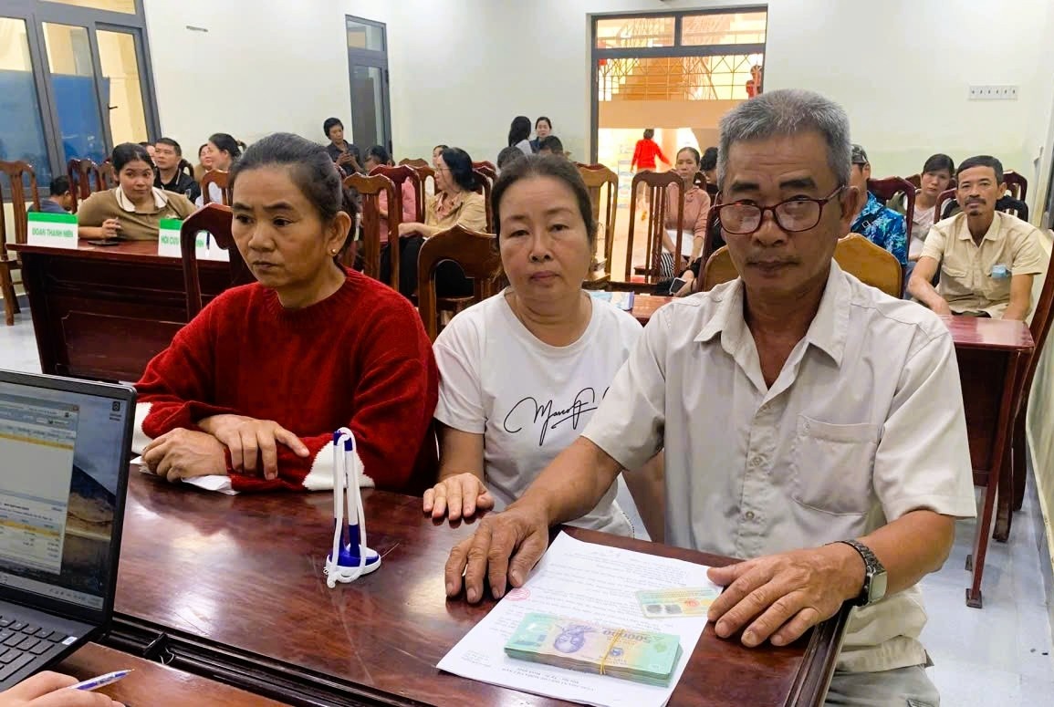 Nguồn vốn được giải ngân kịp thời giúp bà con vùng lũ sớm khôi phục sinh kế, ổn định đời sống. Nguồn vốn được giải ngân kịp thời giúp bà con vùng lũ sớm khôi phục sinh kế, ổn định đời sống.