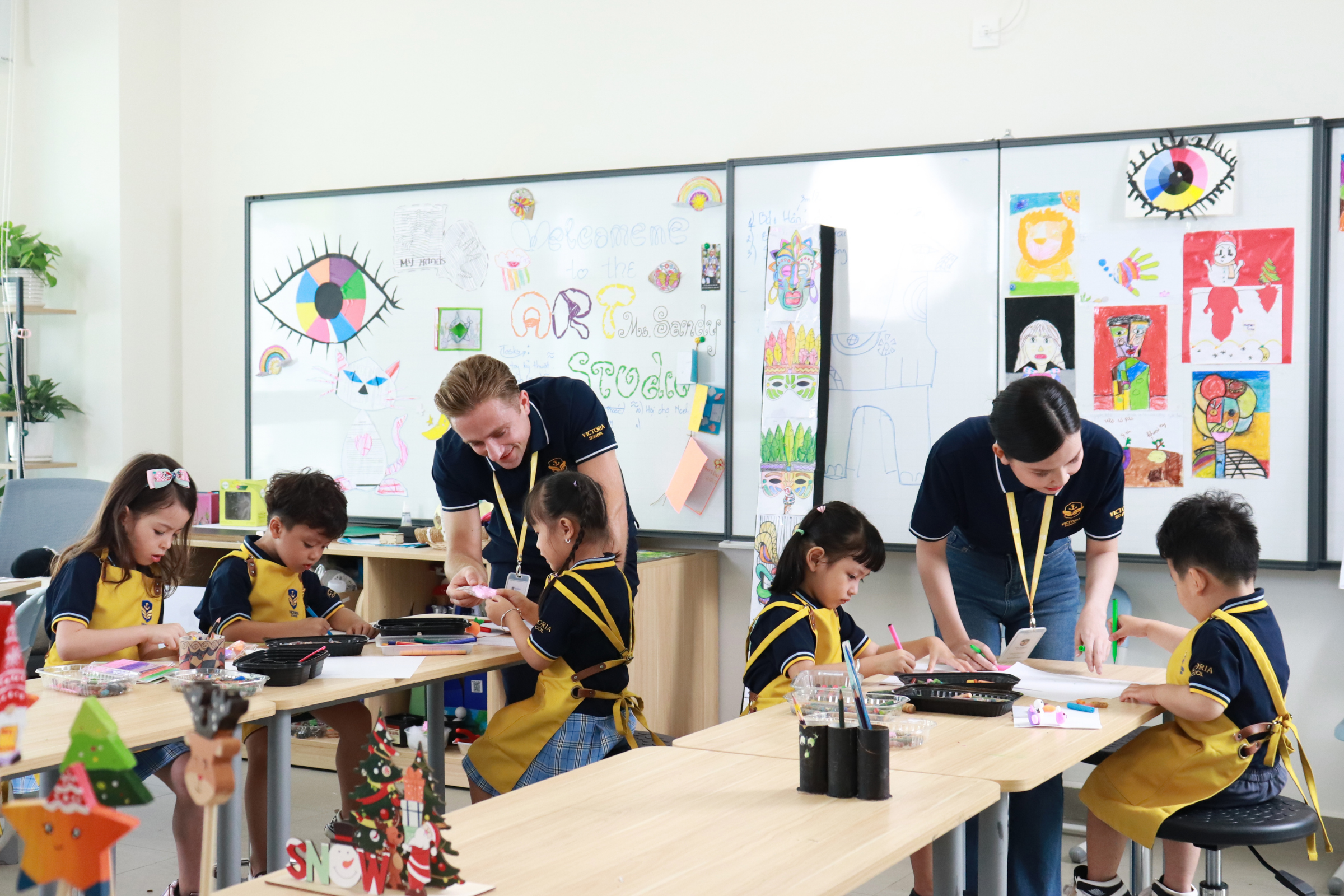 Học sinh Victoria School được tiếp cận và rèn luyện SEL mỗi ngày 1 cách tự nhiên, tích hợp trực tiếp vào lớp học Học sinh Victoria School được tiếp cận và rèn luyện SEL mỗi ngày 1 cách tự nhiên, tích hợp trực tiếp vào lớp học