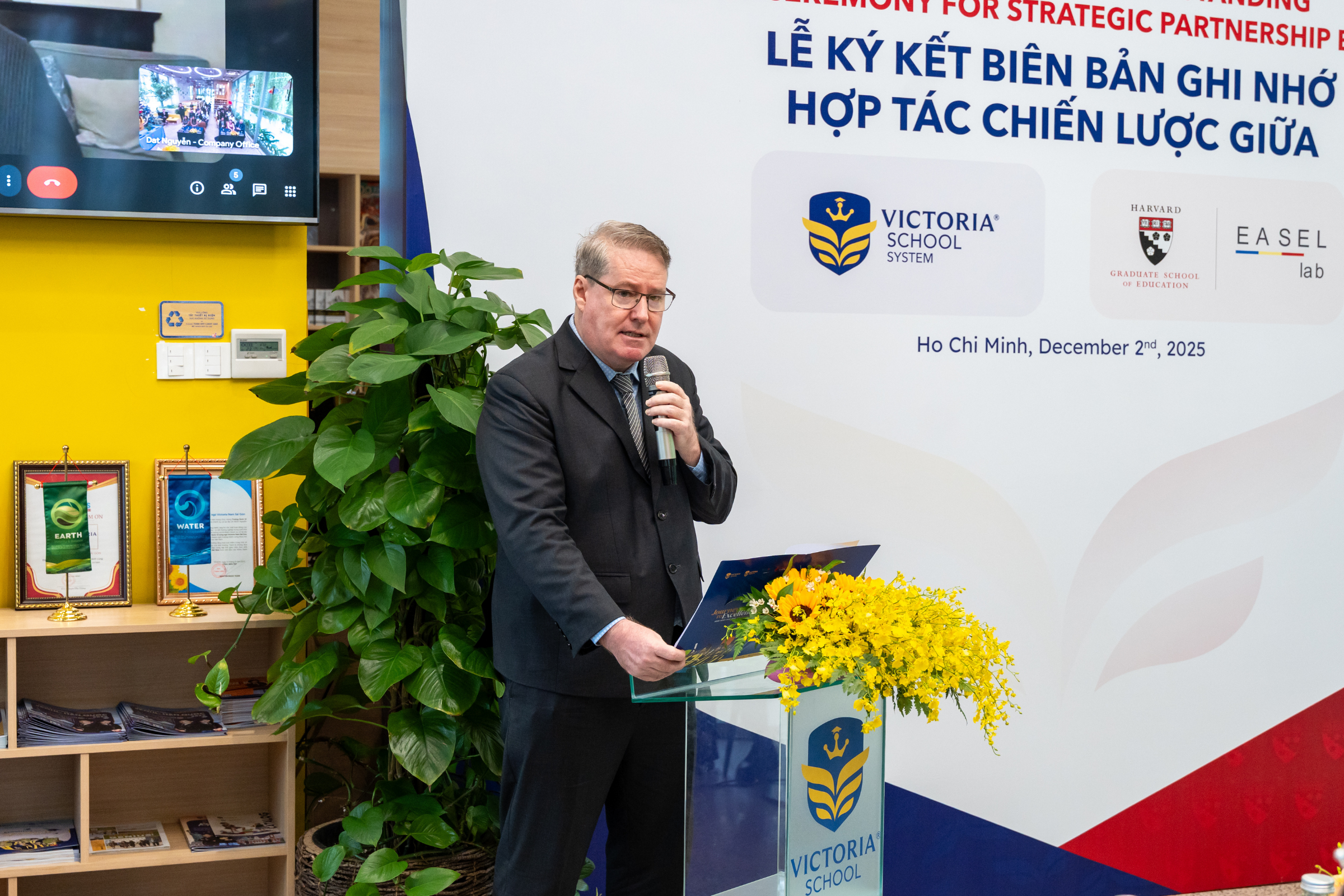 ThS. Christopher Bradley – Phó Tổng Giám đốc Chuyên môn Hệ thống Giáo dục Victoria School phát biểu tại lễ ký kết ThS. Christopher Bradley – Phó Tổng Giám đốc Chuyên môn Hệ thống Giáo dục Victoria School phát biểu tại lễ ký kết