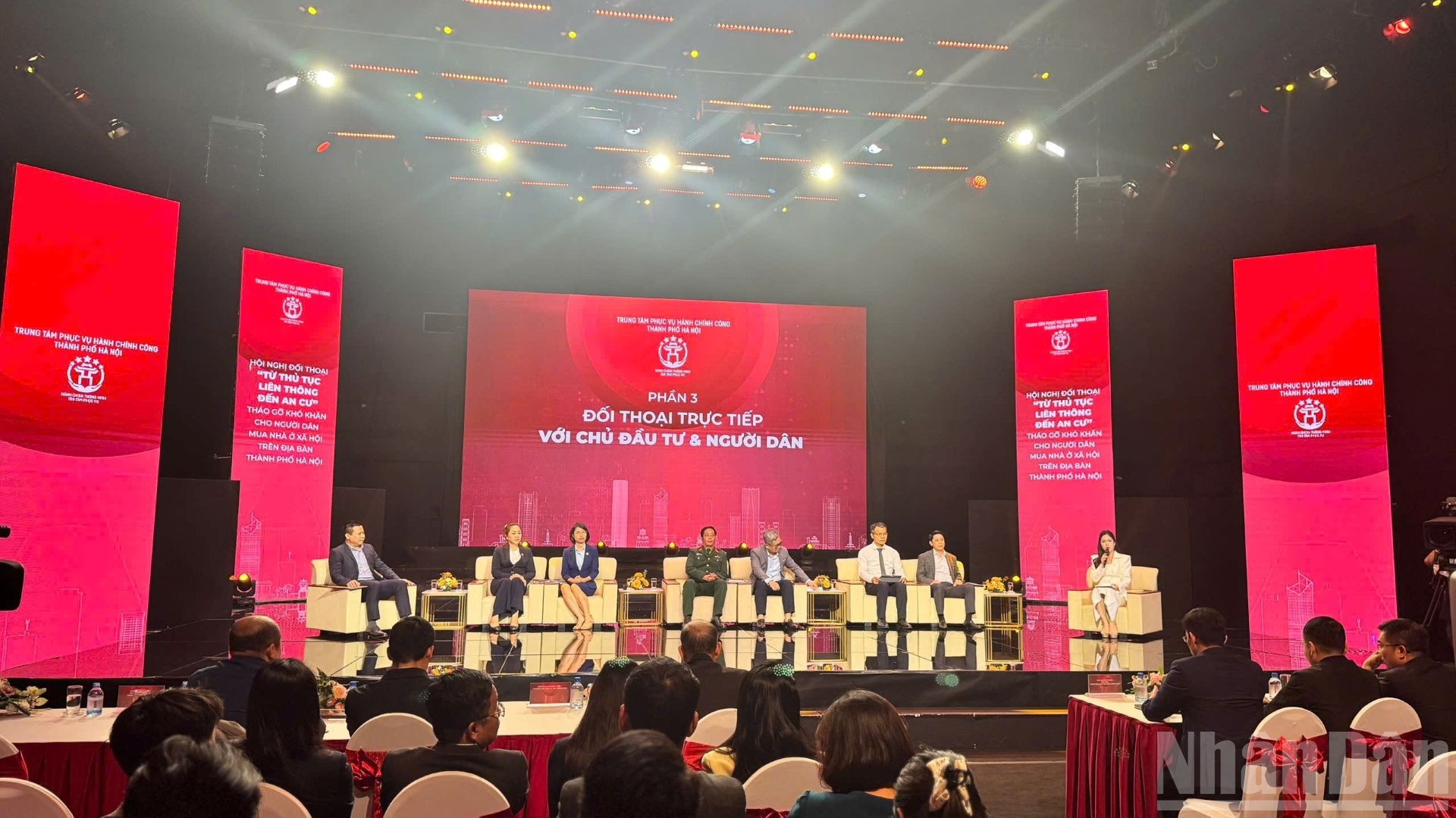Các diễn giả trả lời, đối thoại với người dân tìm cách tháo gỡ khó khăn xung quanh thủ tục thuê, mua nhà ở xã hội hiện nay. Các diễn giả trả lời, đối thoại với người dân tìm cách tháo gỡ khó khăn xung quanh thủ tục thuê, mua nhà ở xã hội hiện nay.
