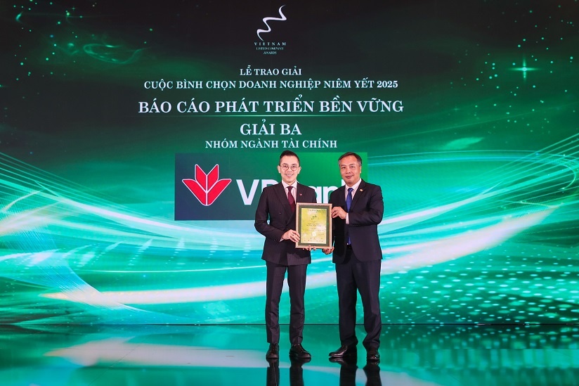 Ông Phùng Duy Khương, Phó Tổng Giám đốc Thường trực Phụ trách phía Nam, Giám đốc Khối Khách hàng Cá nhân kiêm Giám đốc Khối Thu hồi và Xử lý Nợ VPBank, nhận “Giải Ba Báo cáo Phát triển Bền vững – Nhóm ngành Tài chính” tại VLCA 2025. (Ảnh: VPBank).