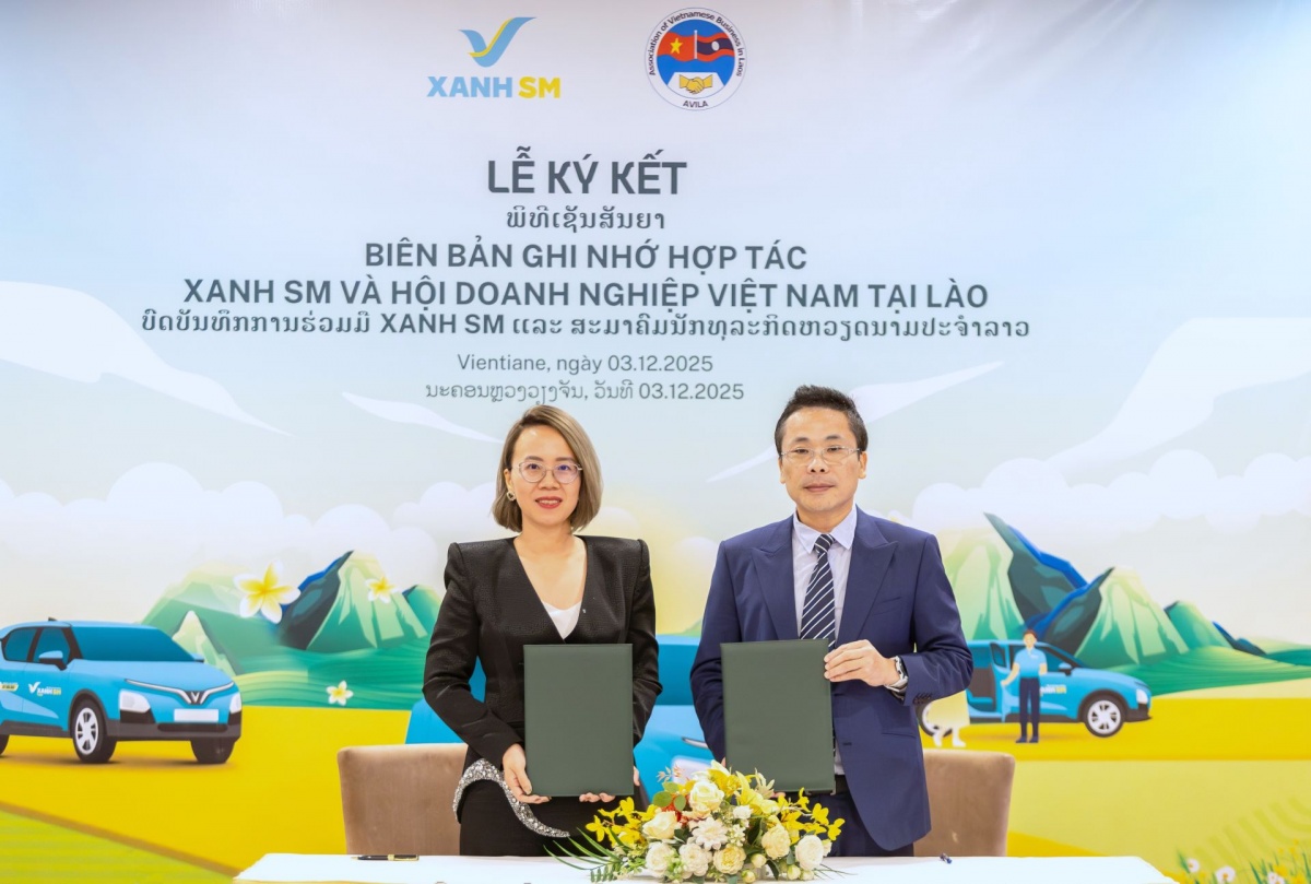 Bà Nguyễn Ngọc Thúy Linh – Phó Tổng giám đốc Vận hành Xanh SM thị trường Việt Nam và Lào, và ông Nguyễn Xuân Hà – Chủ tịch AVILA Viêng Chăn tại lễ ký kết