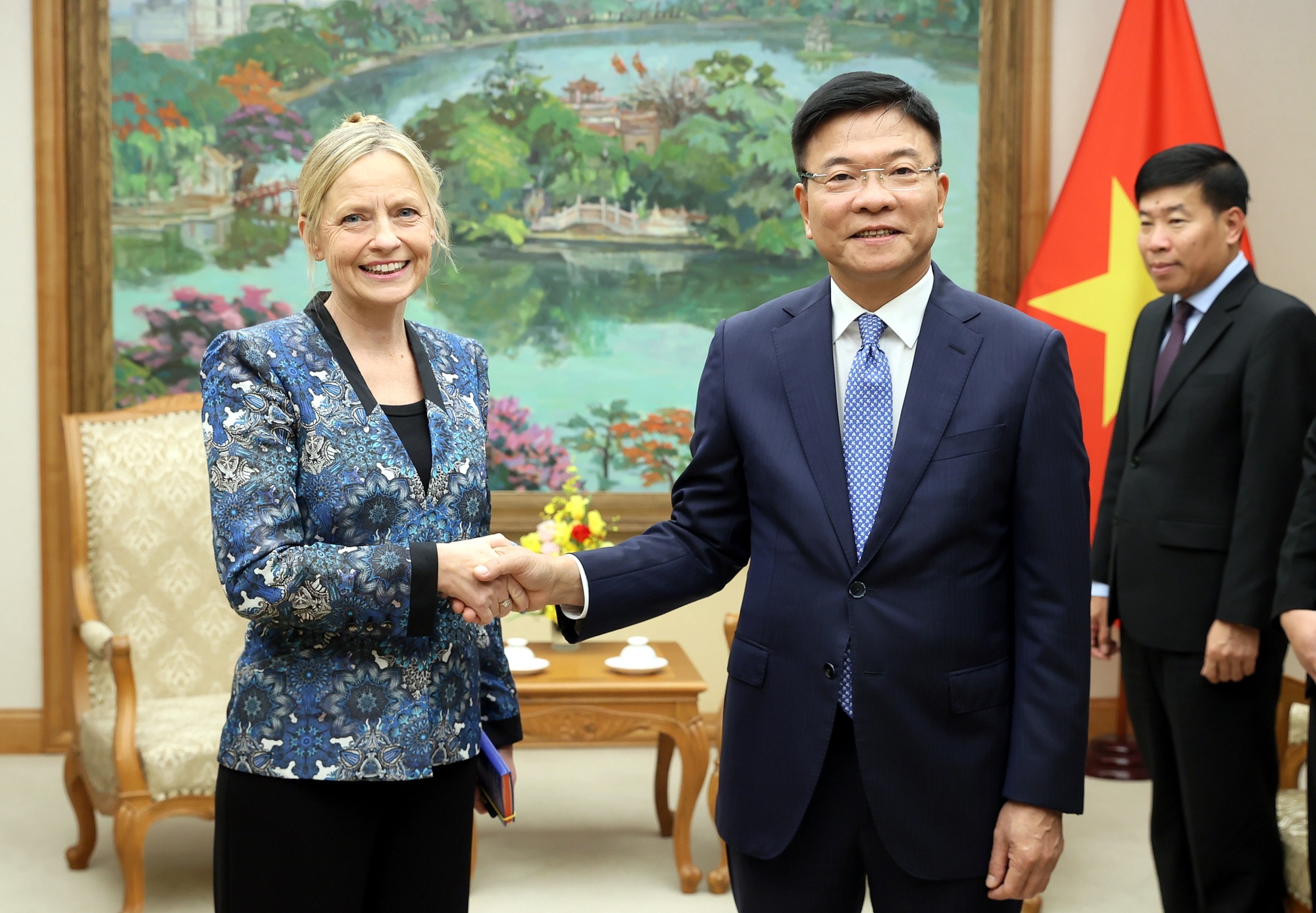 Phó Thủ tướng Lê Thành Long tiếp bà Susan Pointer, Phó Chủ tịch phụ trách chính sách công toàn cầu của Tập đoàn Amazon - Ảnh: VGP/Đức Tuân