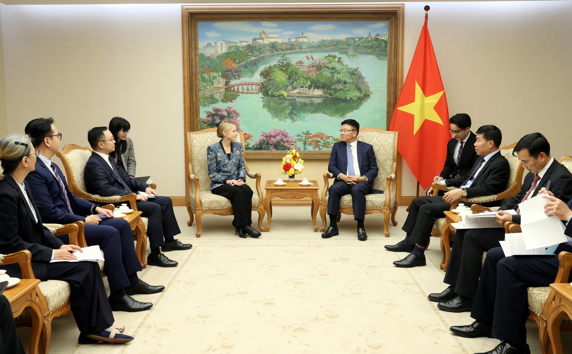 Phó Thủ tướng khẳng định, Chính phủ Việt Nam sẵn sàng tạo điều kiện thuận lợi để Amazon hợp tác, đầu tư kinh doanh lâu dài, hiệu quả tại Việt Nam - Ảnh: VGP/Đức Tuân