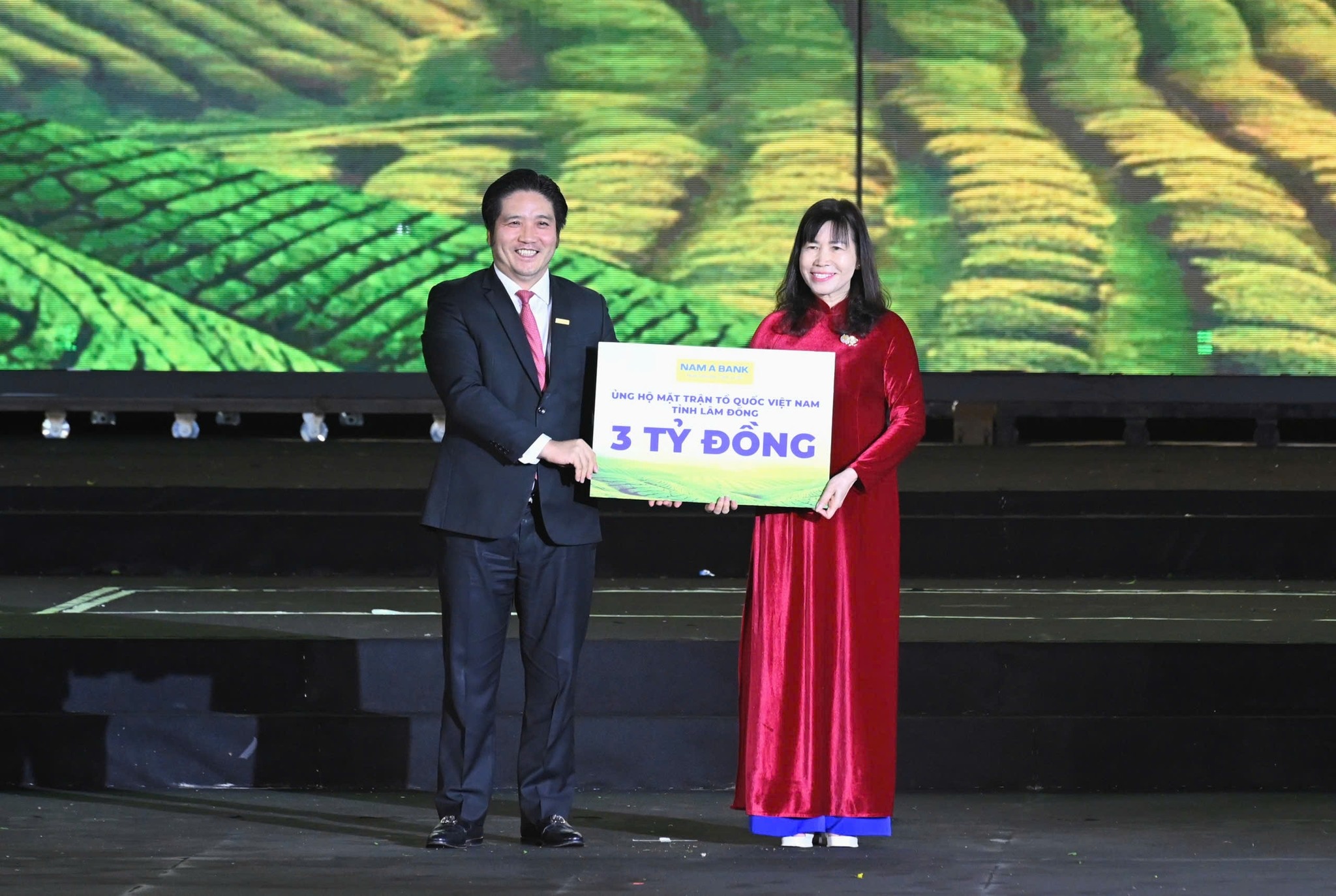 Đại diện Ban tổ chức, ông Trần Khải Hoàn – Thành viên HĐQT kiêm Quyền Tổng giám đốc Nam A Bank – Ngân hàng chính thức Lễ hội Trà quốc tế 2025 trao tặng 3 tỷ đồng đến Ủy ban Mặt trận Tổ quốc Việt Nam tỉnh Lâm Đồng. Đại diện Ban tổ chức, ông Trần Khải Hoàn – Thành viên HĐQT kiêm Quyền Tổng giám đốc Nam A Bank – Ngân hàng chính thức Lễ hội Trà quốc tế 2025 trao tặng 3 tỷ đồng đến Ủy ban Mặt trận Tổ quốc Việt Nam tỉnh Lâm Đồng.