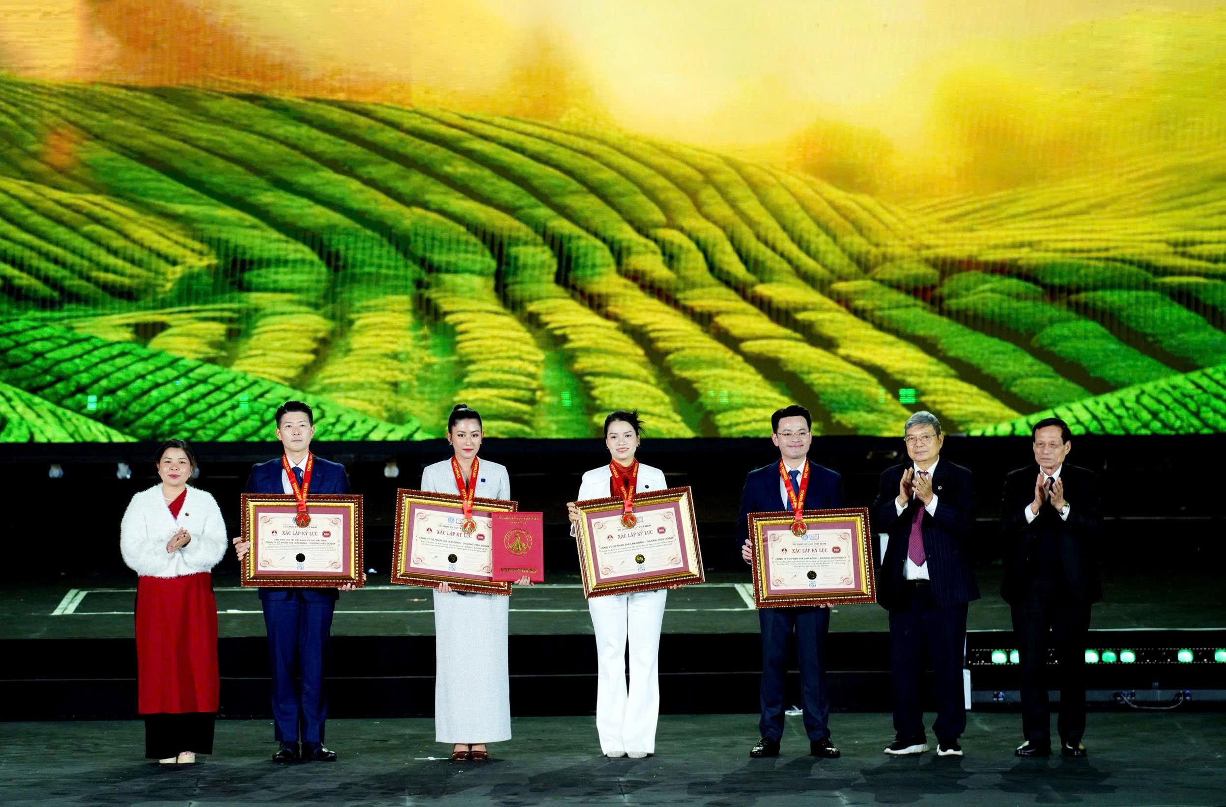 Khai mạc lễ hội trà Quốc tế, mở ra hành trình đưa văn hoá và kinh tế trà Việt vươn ra thế giới Khai mạc lễ hội trà Quốc tế, mở ra hành trình đưa văn hoá và kinh tế trà Việt vươn ra thế giới